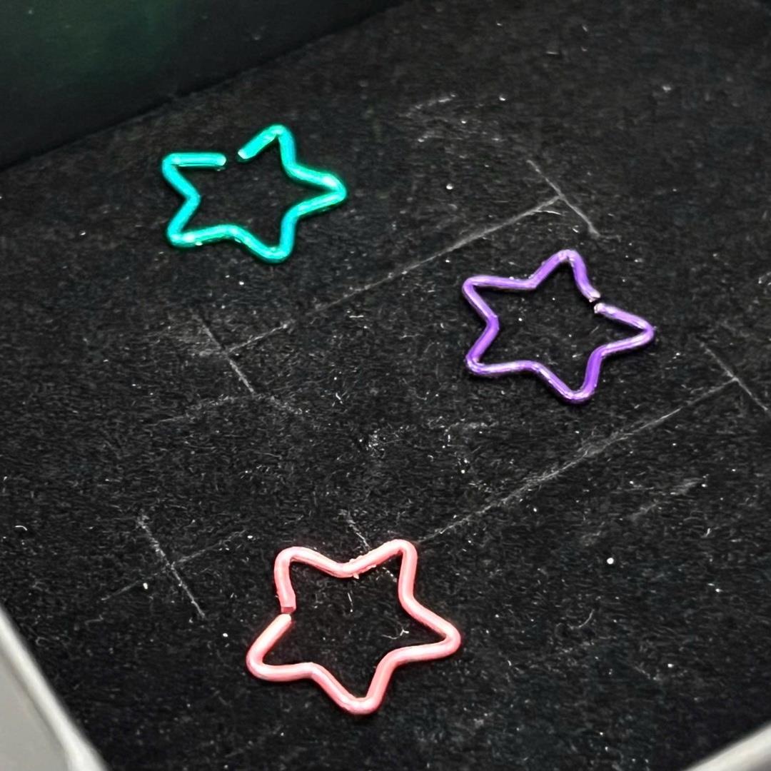 Vòng bẻ hình thù nhiều màu.