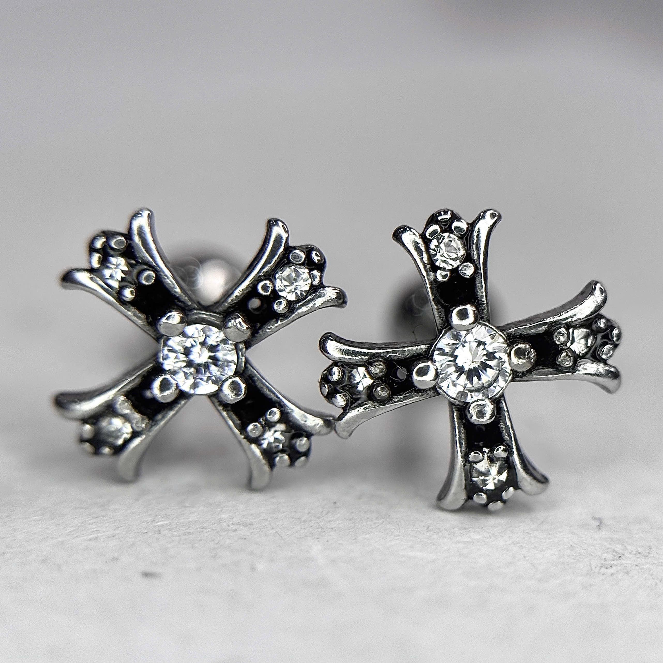 Khuyên kiểu chrome heart nhiều đá nhỏ