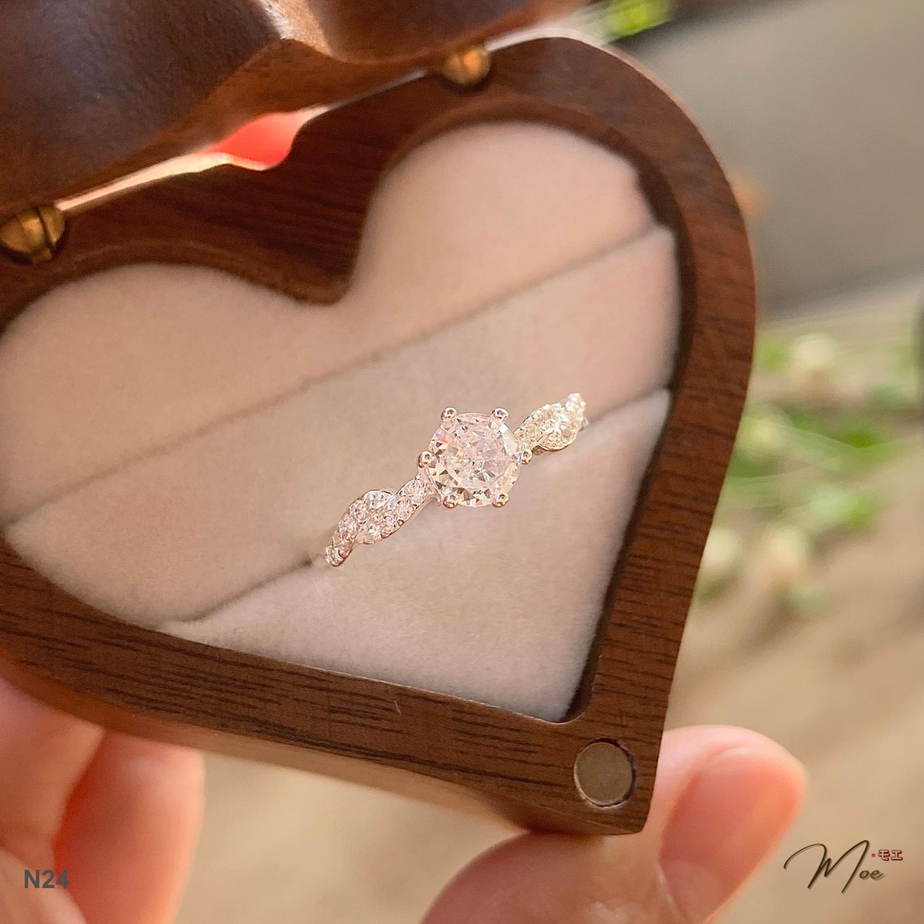 N24 - Nhẫn đá chủ xoắn