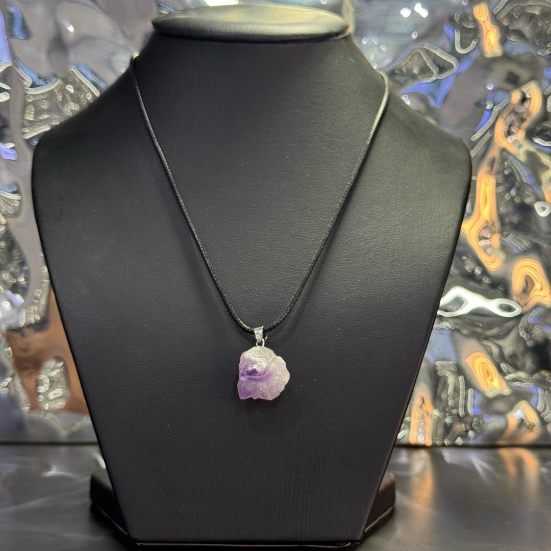 Vòng cổ phong thuỷ charm đá thạch anh tím.