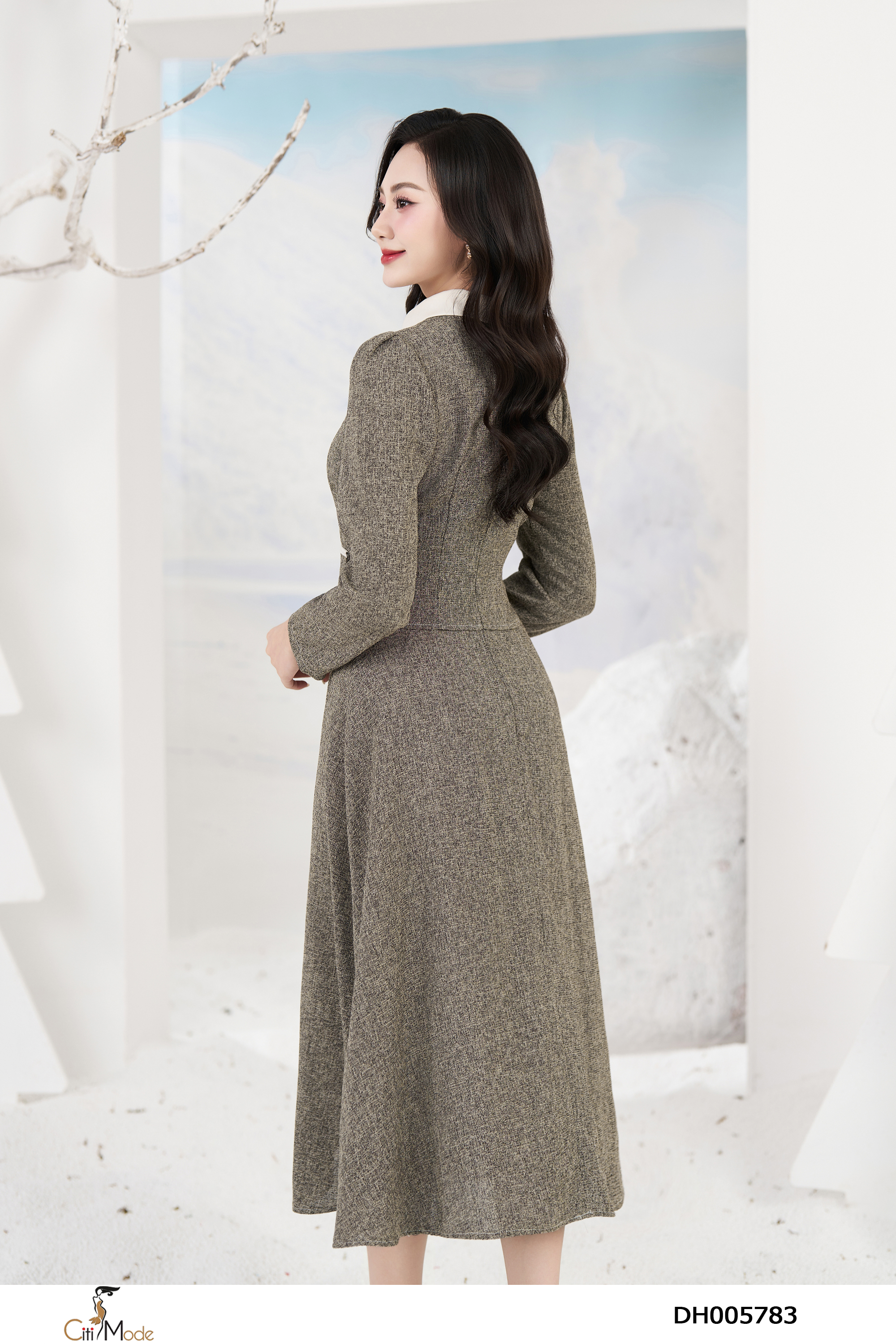 Đầm xòe dạ màu ghi tàn tay dài cổ sen trắng cới túi giả