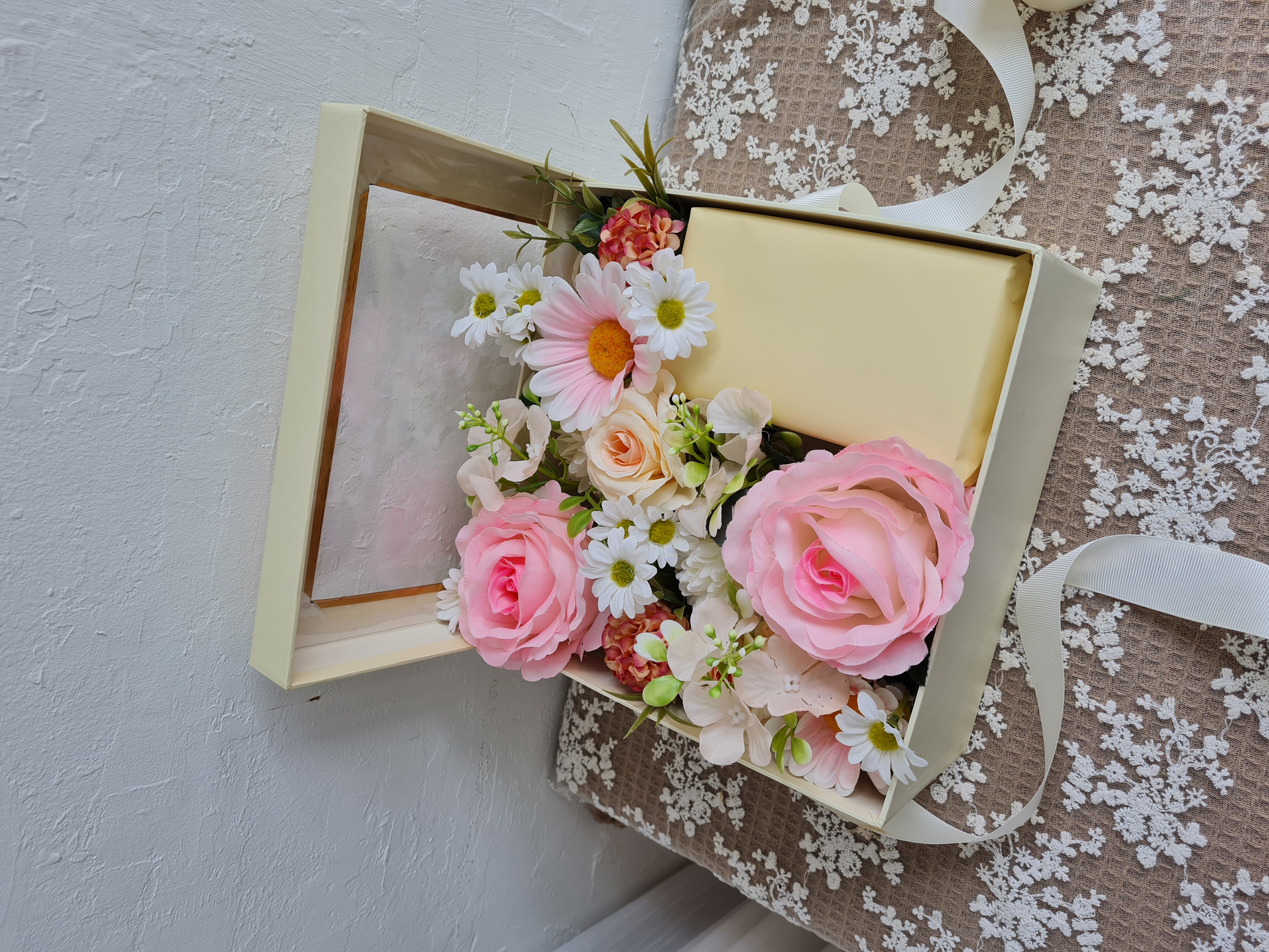 Hộp hoa lụa tone Hồng (có chỗ để kèm quà tặng)