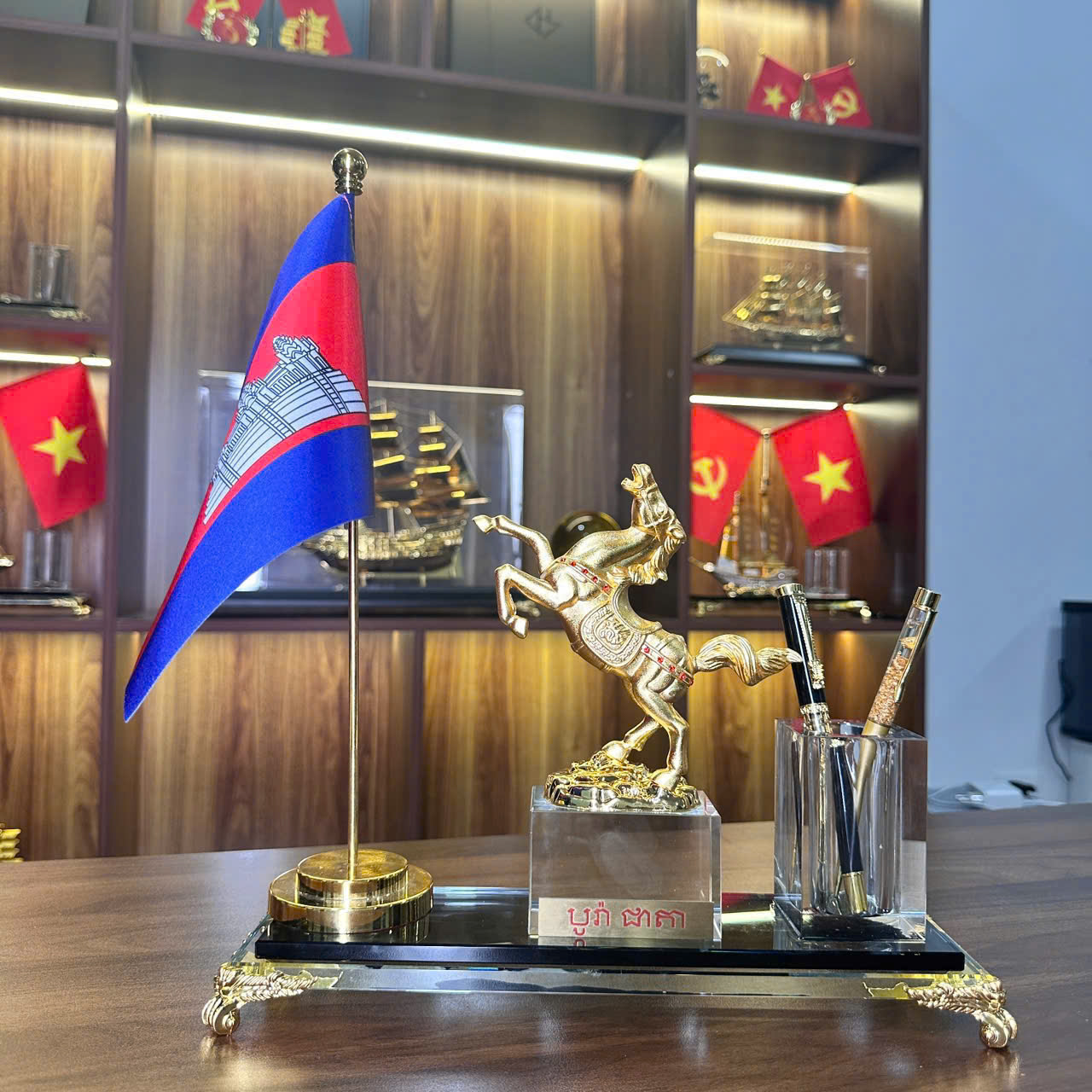 Hộp Cắm Bút Mạ Vàng – Khơi Nguồn Thành Công, Vững Bước Tương Lai