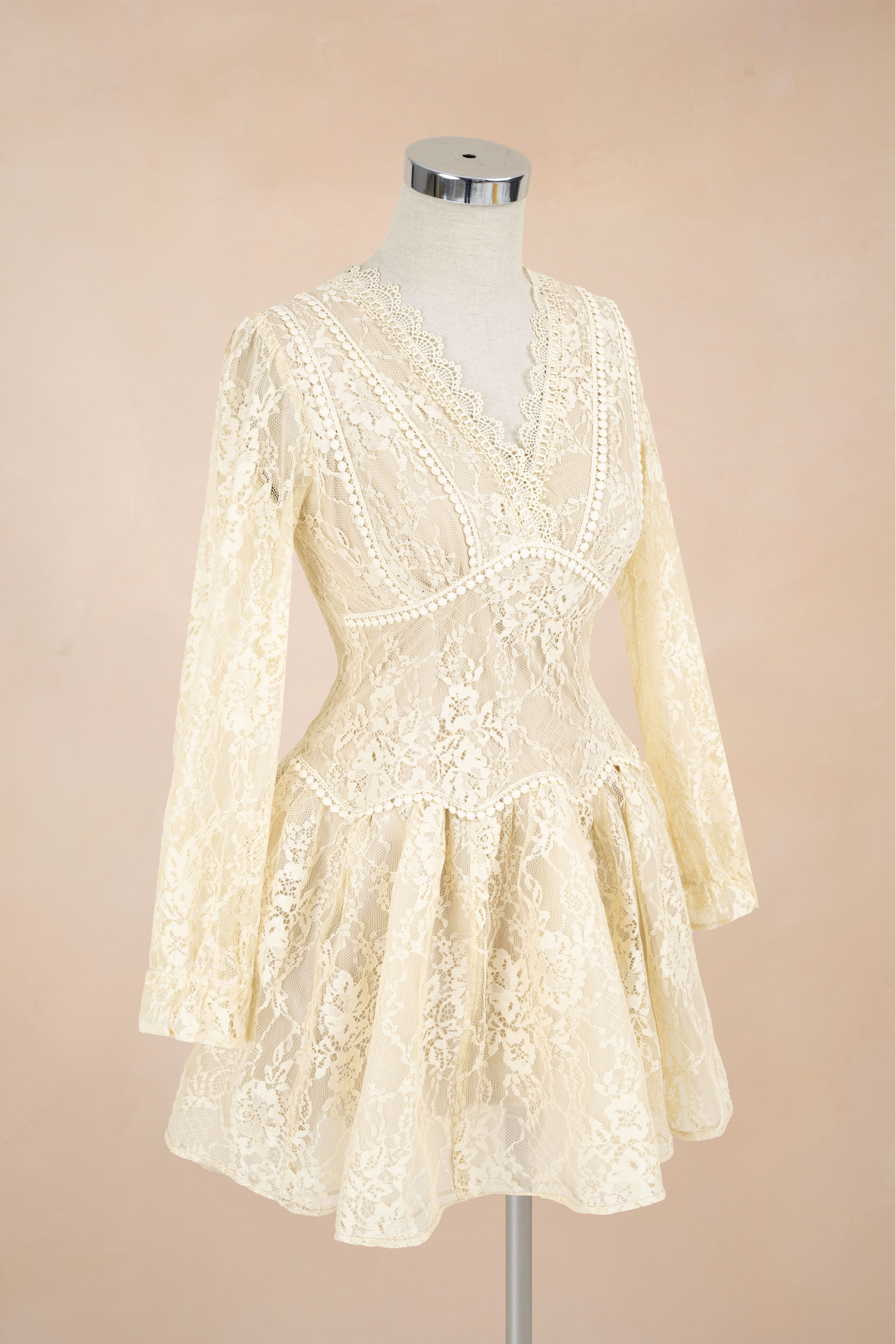 Đầm Xoè Cổ V Tay Dài