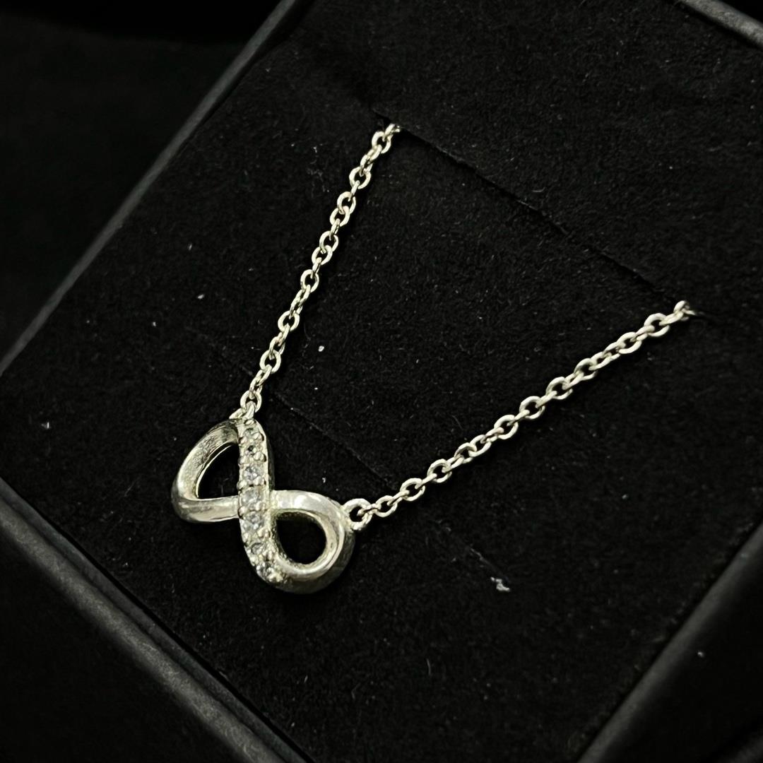 Vòng cổ bạc vô cực kim cương.