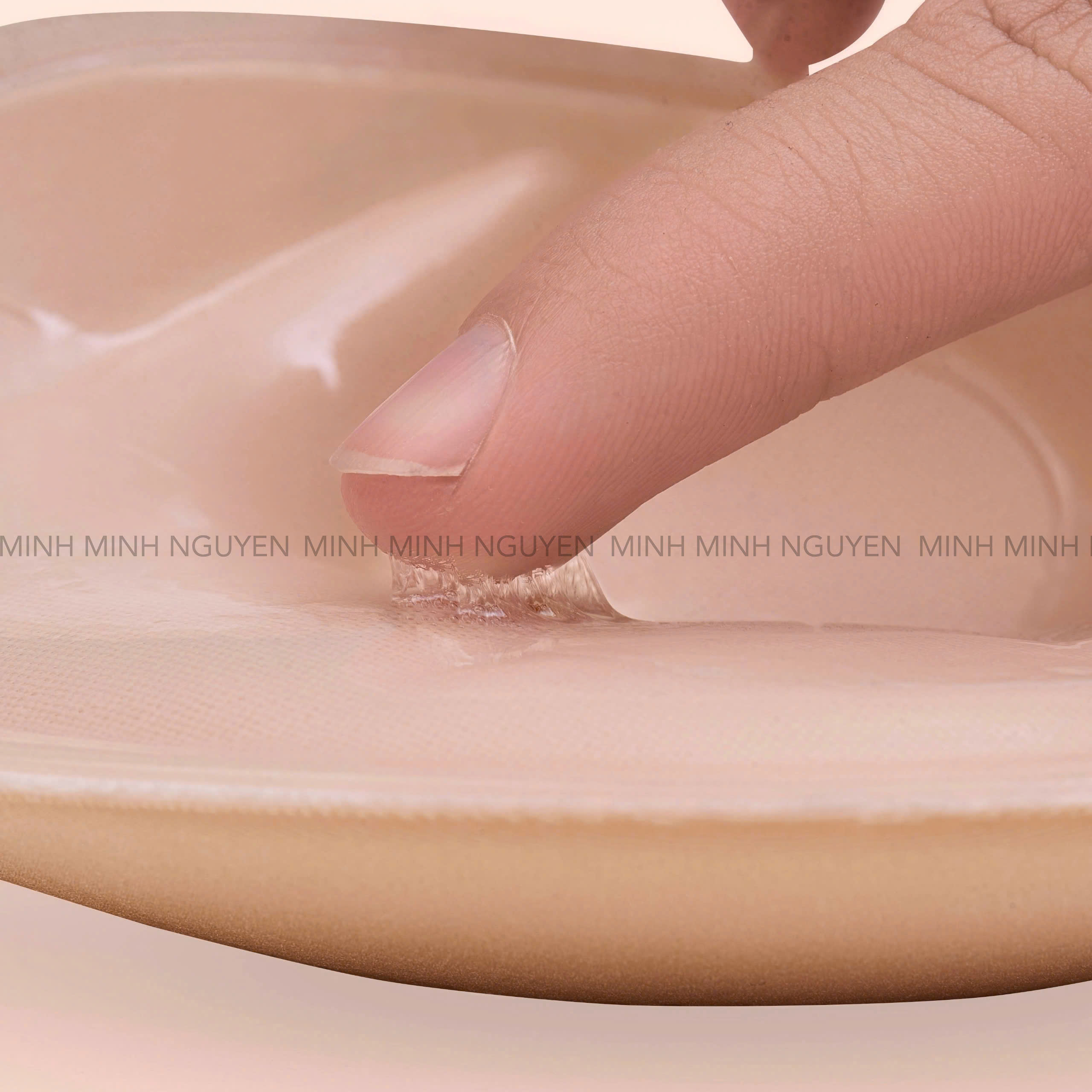 1 Bra Hand ADORE_thumbnail_2