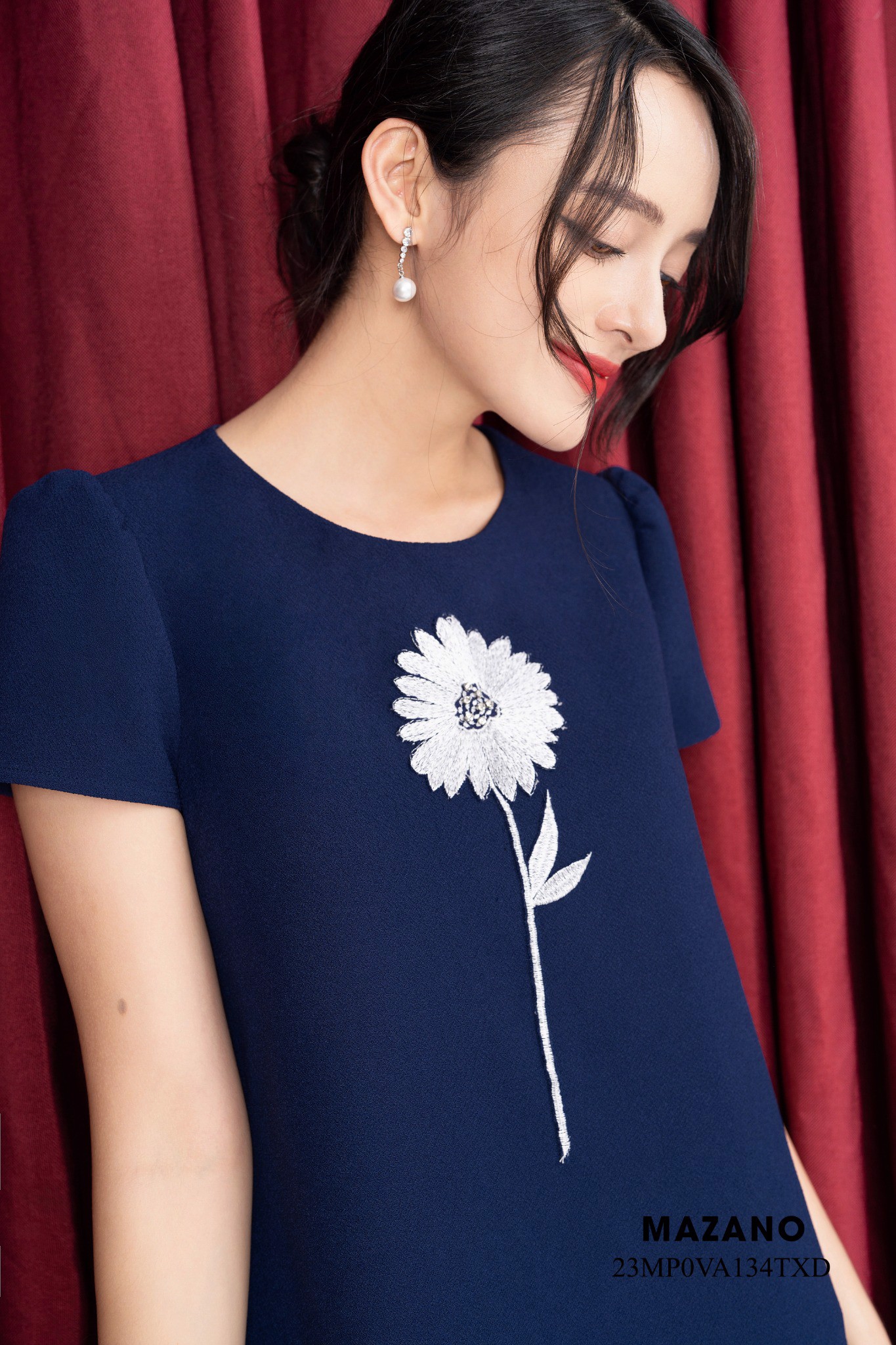 Đầm suông xanh than A dài thêu hoa bố cục