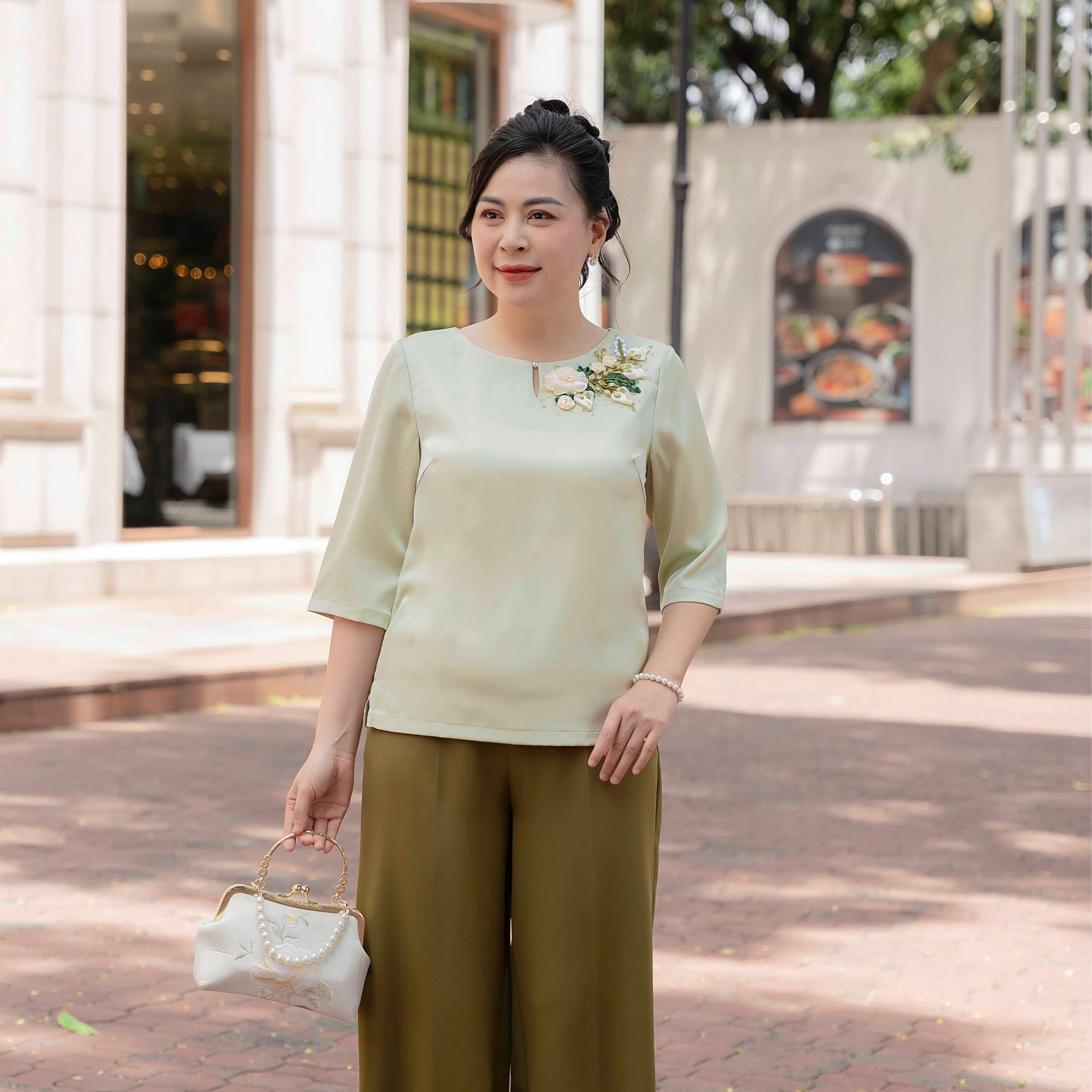 GUMOM - Áo Kiểu Trung Niên U50 U60 Cao Cấp Cổ Tròn Tay Lỡ Thêu Hoa ruy băng thủ công Sang Trọng Cho Nữ - Women Nhung Kem Xanh Nho Tua Rua Top Voi_thumbnail_1