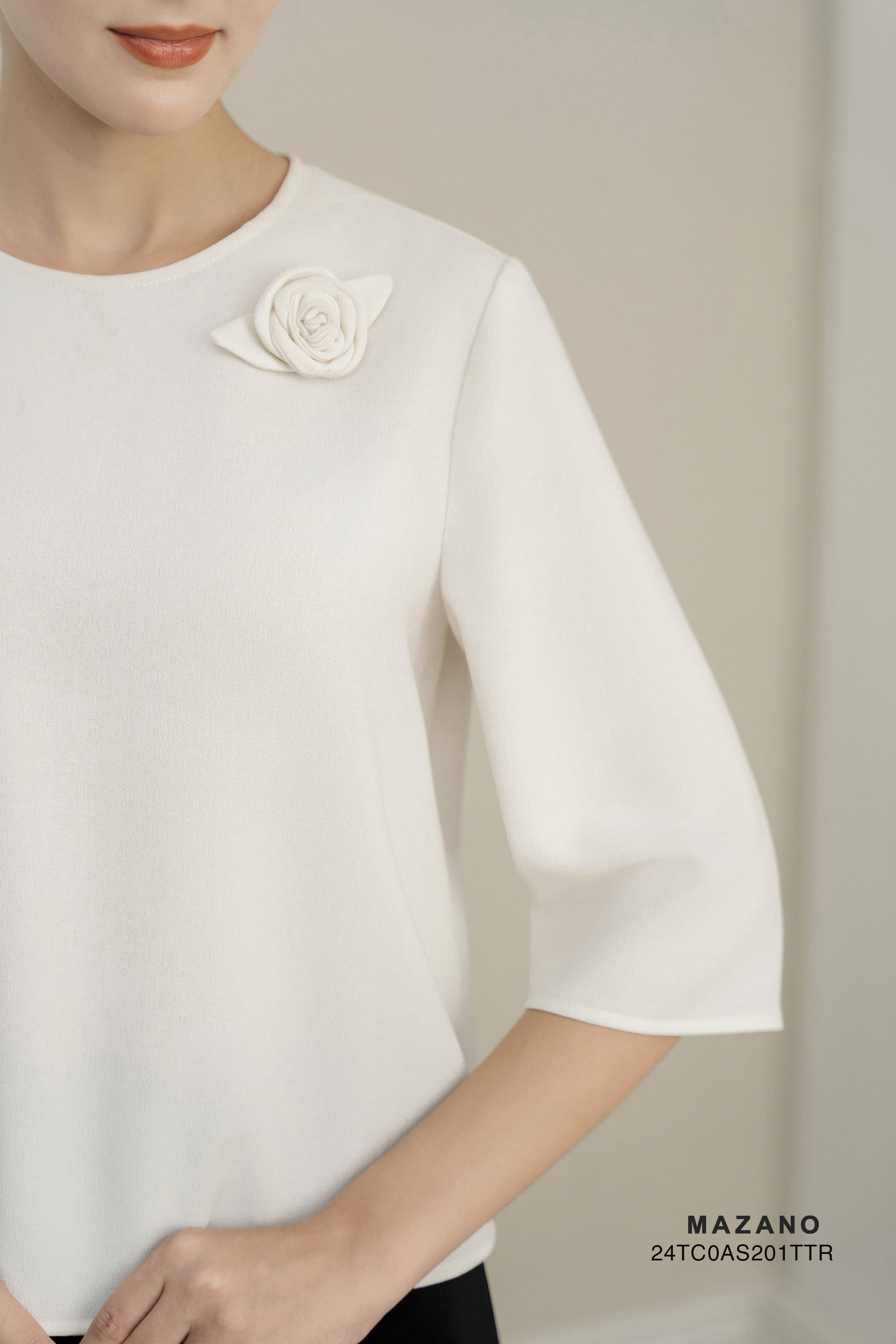 Áo top suông ngắn Vải Thô mềm Đính hoa cuốn Cổ tròn vừa  Dài dưới eo_thumbnail_5