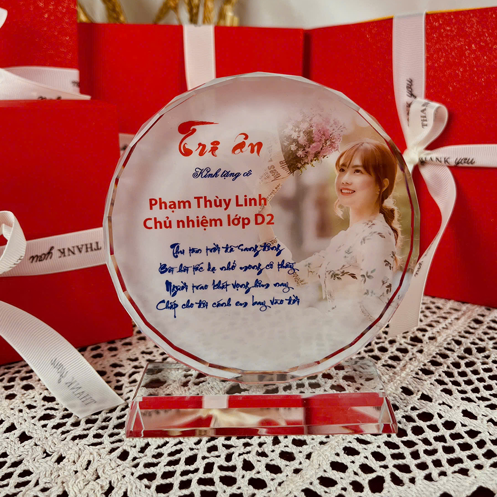 Kỷ Niệm Chương Pha Lê In Hình Theo Yêu Cầu - Quà Tặng Thầy Cô, Quà Kỷ Niệm Độc Đáo  Kỷ niệm chương pha lê in hình theo yêu cầu là món quà hoàn hảo để tri ân thầy cô hoặc làm quà tặng kỷ niệm cho bạn