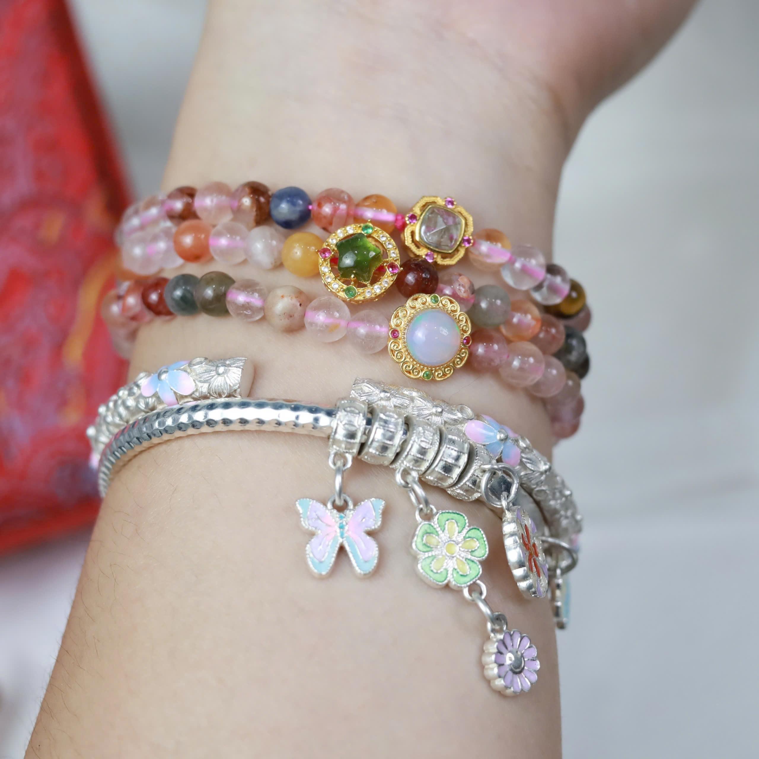 Vòng tay thạch anh dâu đa sắc mix charm mạ vàng_thumbnail_3