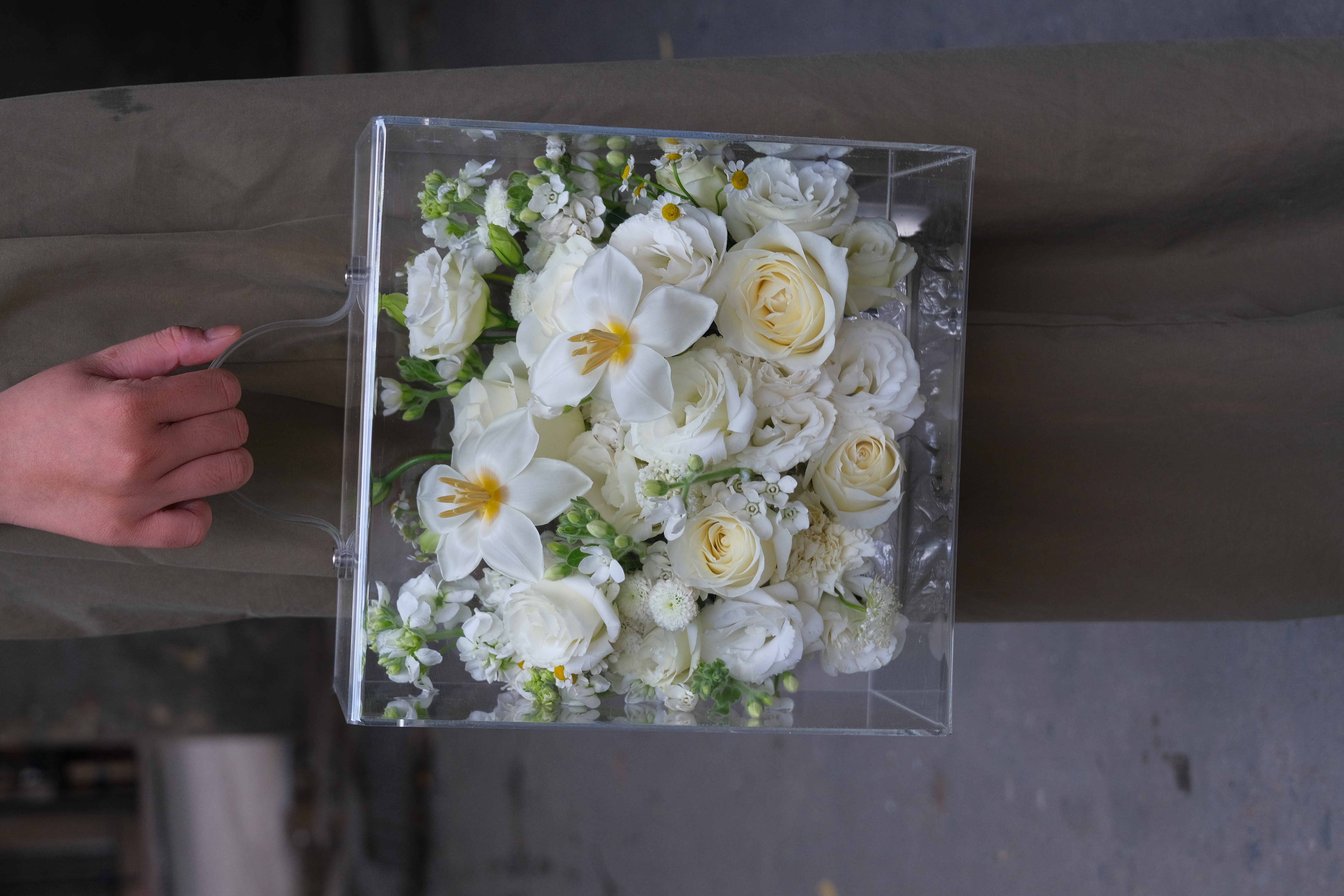 Hộp hoa Mica size S tone trắng