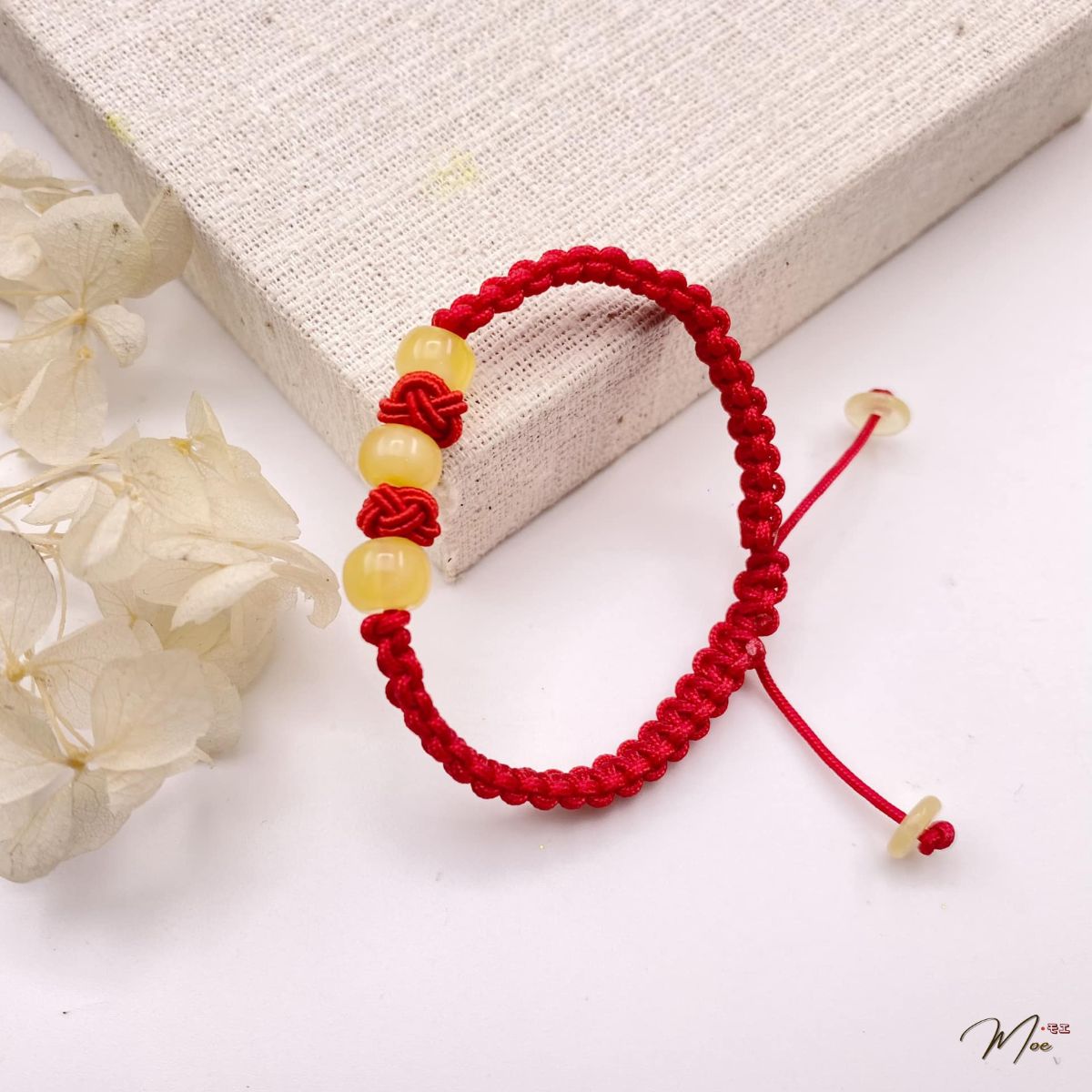 B65 - Vòng tay chỉ đỏ hổ phách mật lạp cho bé