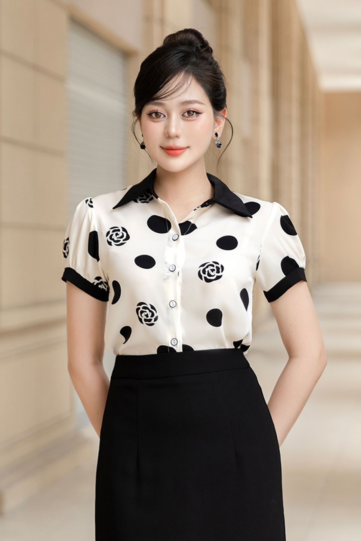 Áo sơ mi trắng họa tiết chấm đen cổ đức tay ngắn A4004
