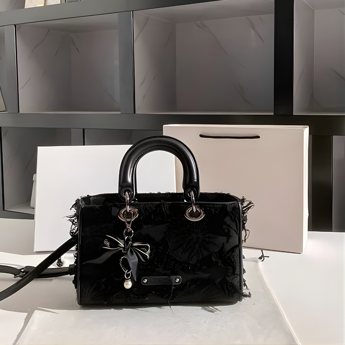 Túi xách đen UHE RISE – tay cầm sang, đeo chéo tiện, nền hoa nổi, charm nơ ngọc trai