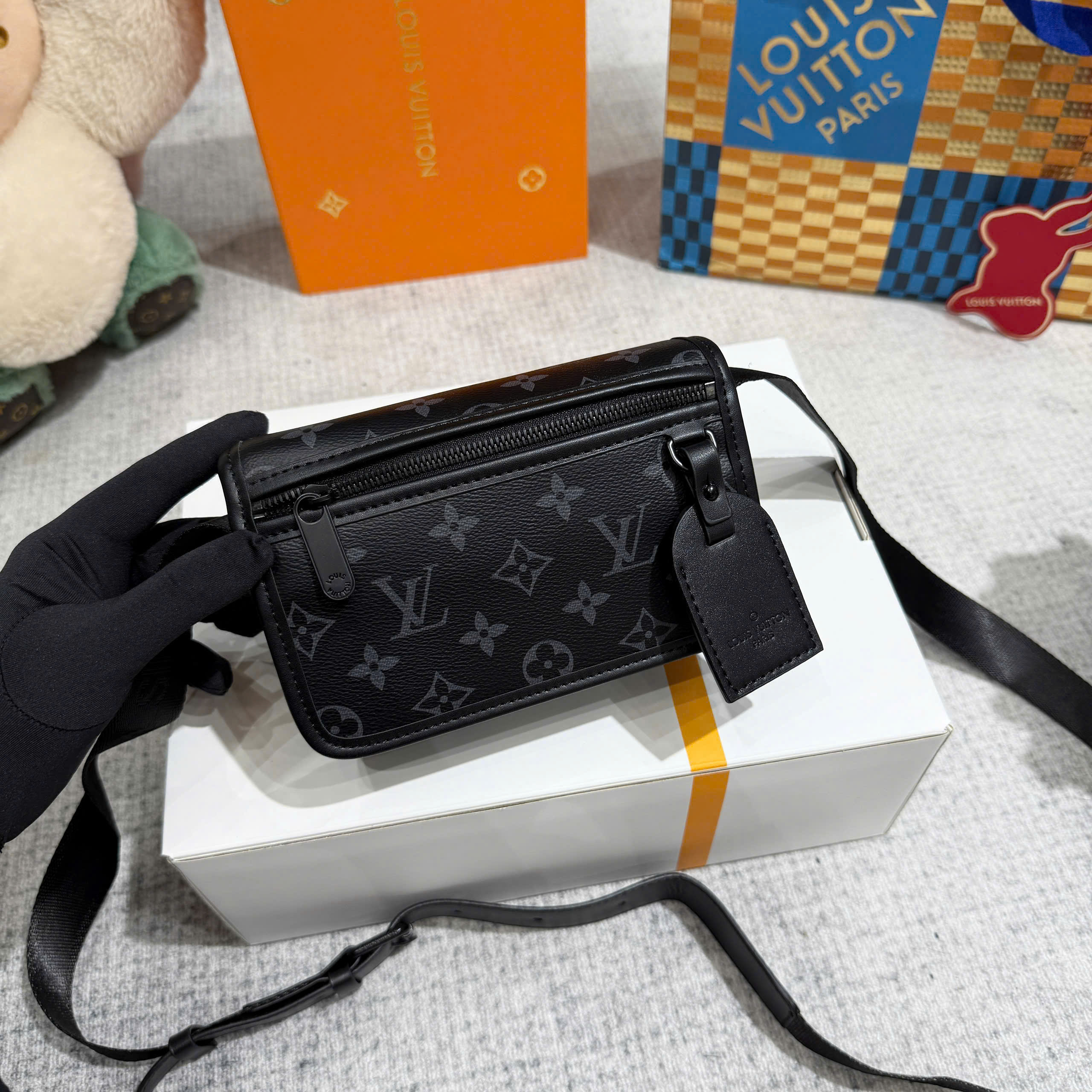 Túi đeo chéo nam Louis Vuitton Bosphore Monogram Eclipse hoa đen_thumbnail_1