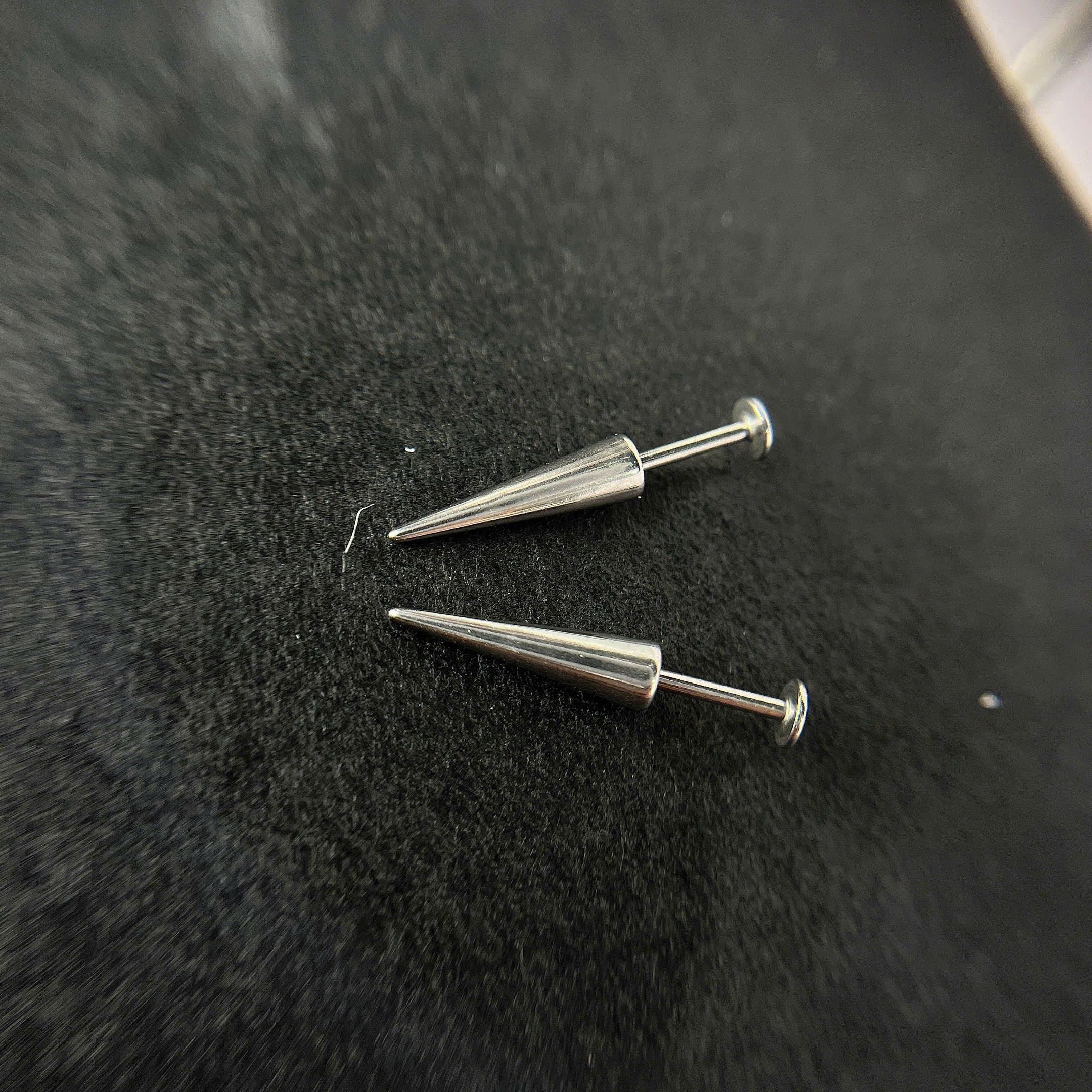 Khuyên kiểu vertical đinh nhọn