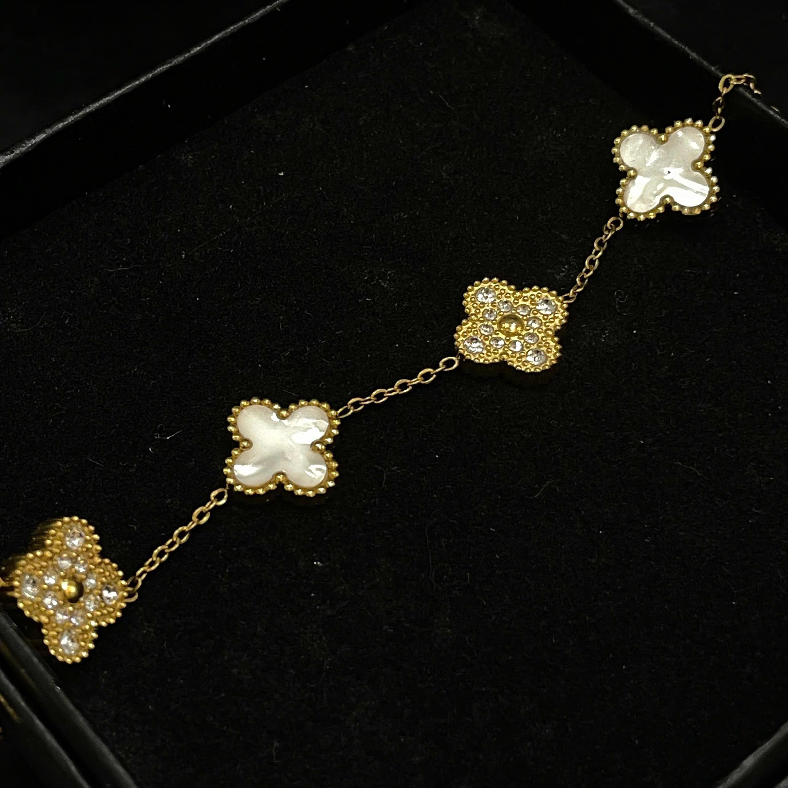 Vòng tay van cleef đá trắng xen kẽ đá kim cương màu vàng_thumbnail_2