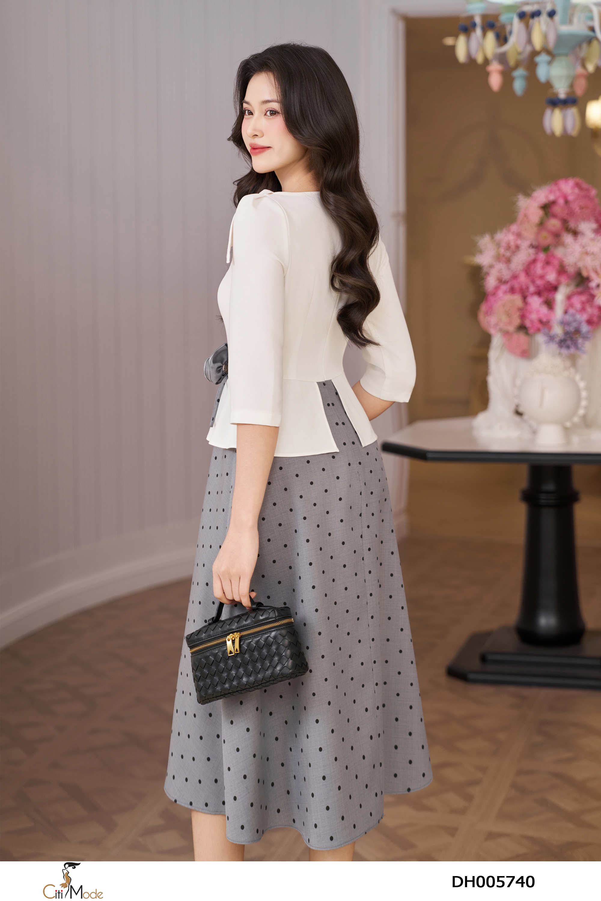 Đầm liền xòe chấm bi ghi phối trắng cổ vạt lệch tay lỡ hoa eo