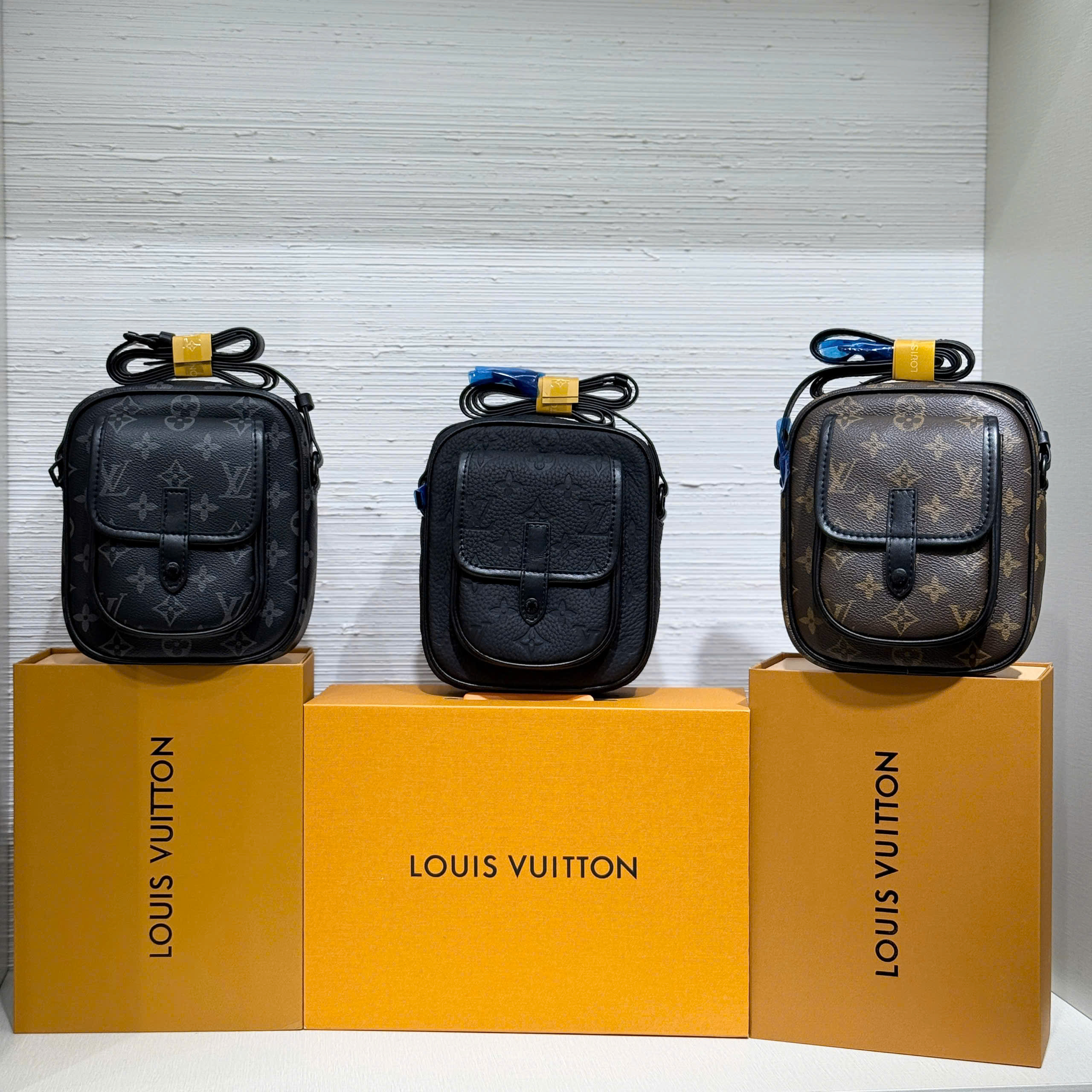 Túi đeo chéo Louis Vuitton Christopher Wearable Wallet