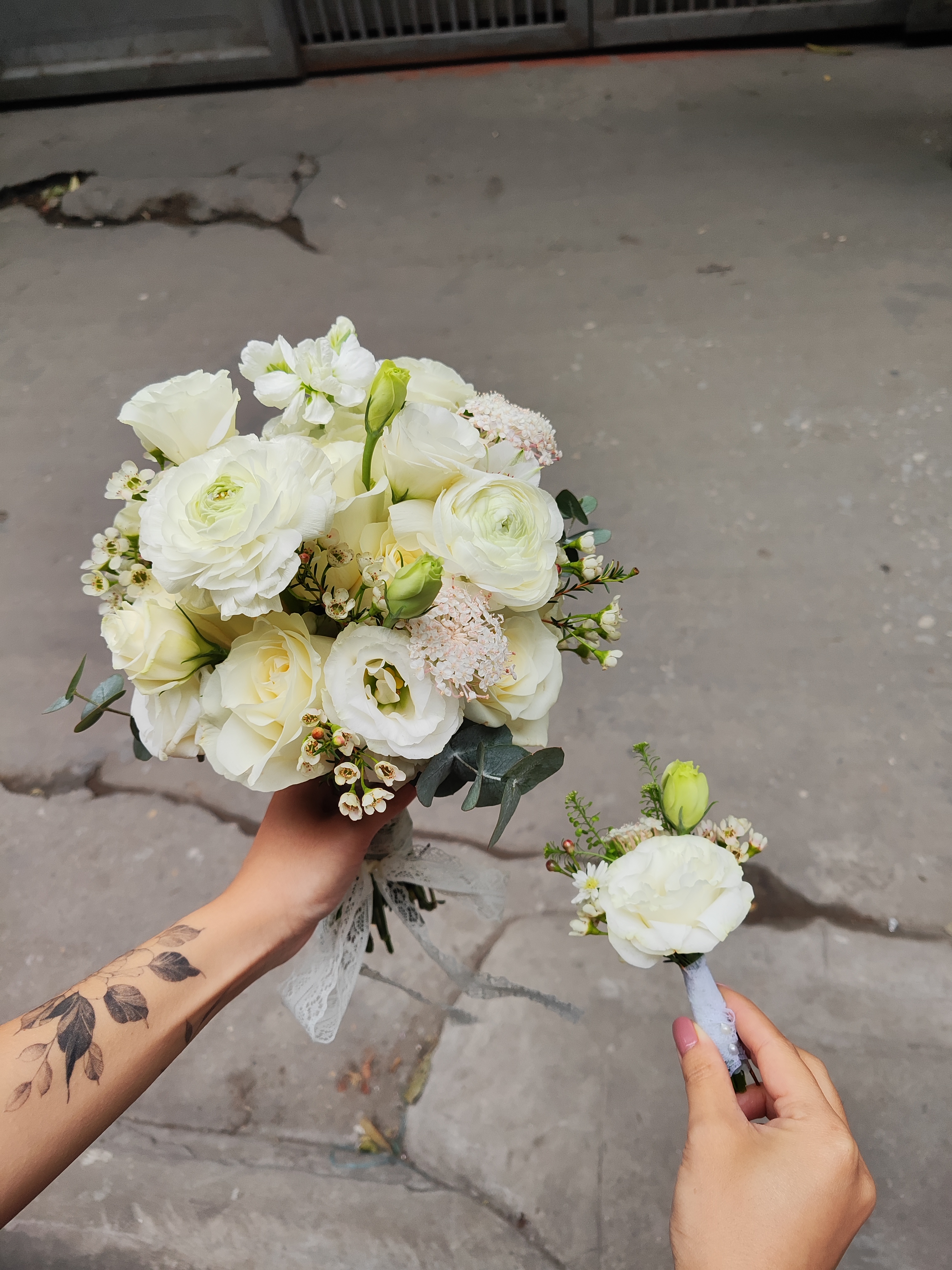 Bó hoa cưới tone trắng mix mao lương