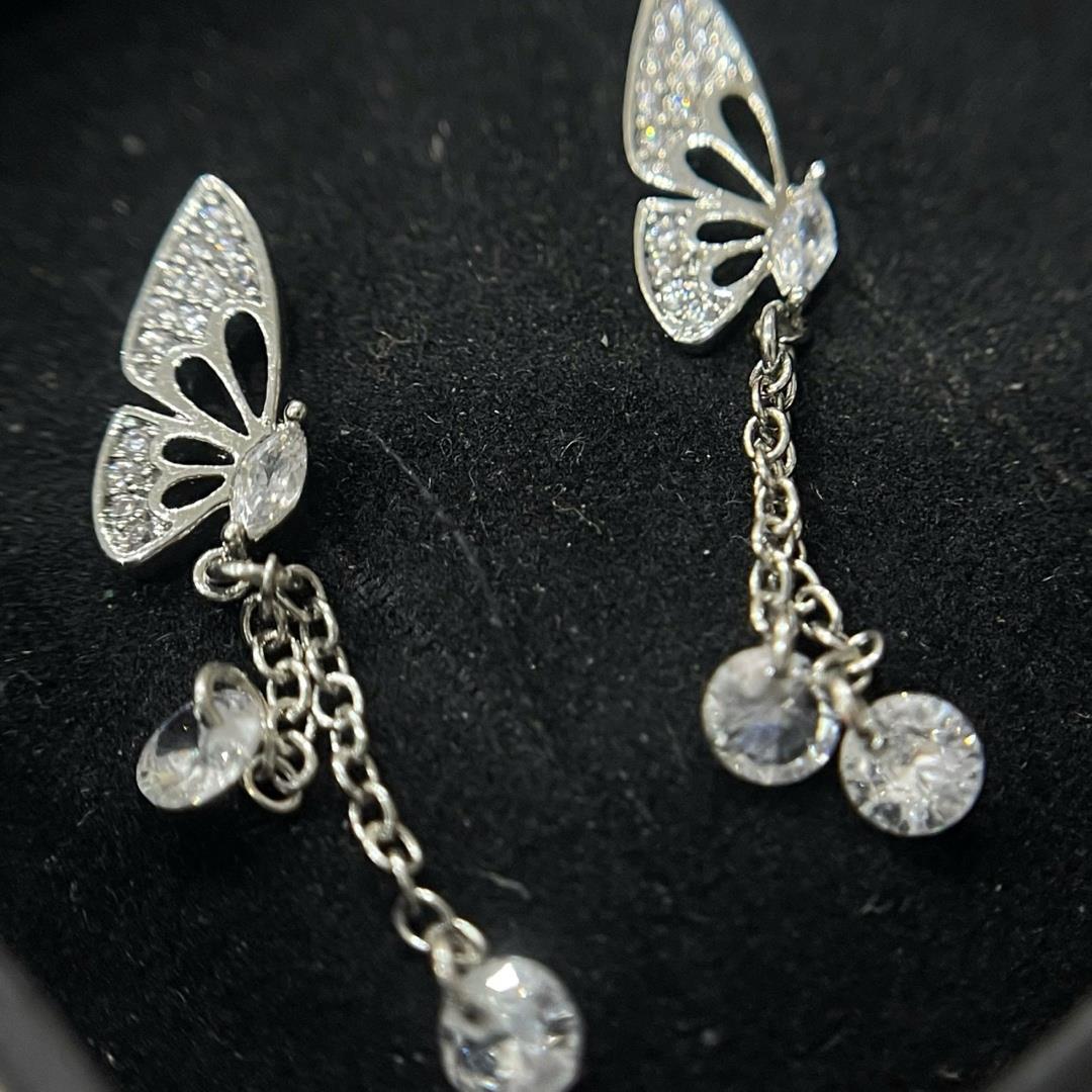 khuyên kiểu xích nữa cánh bướm to hai kim cương giọt nước rơi.