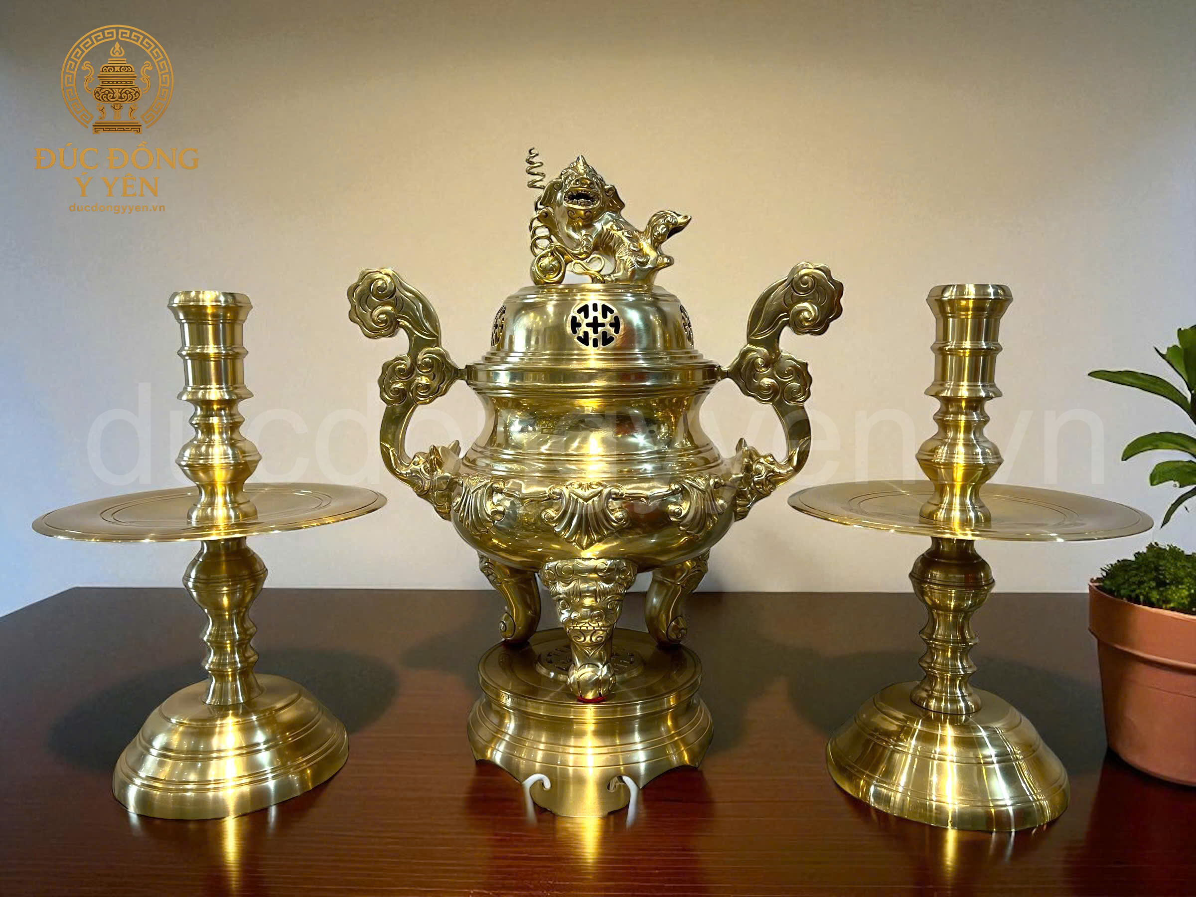 Bộ đỉnh thờ tam sự hoa văn sòi đúc đồng vàng cát tút 