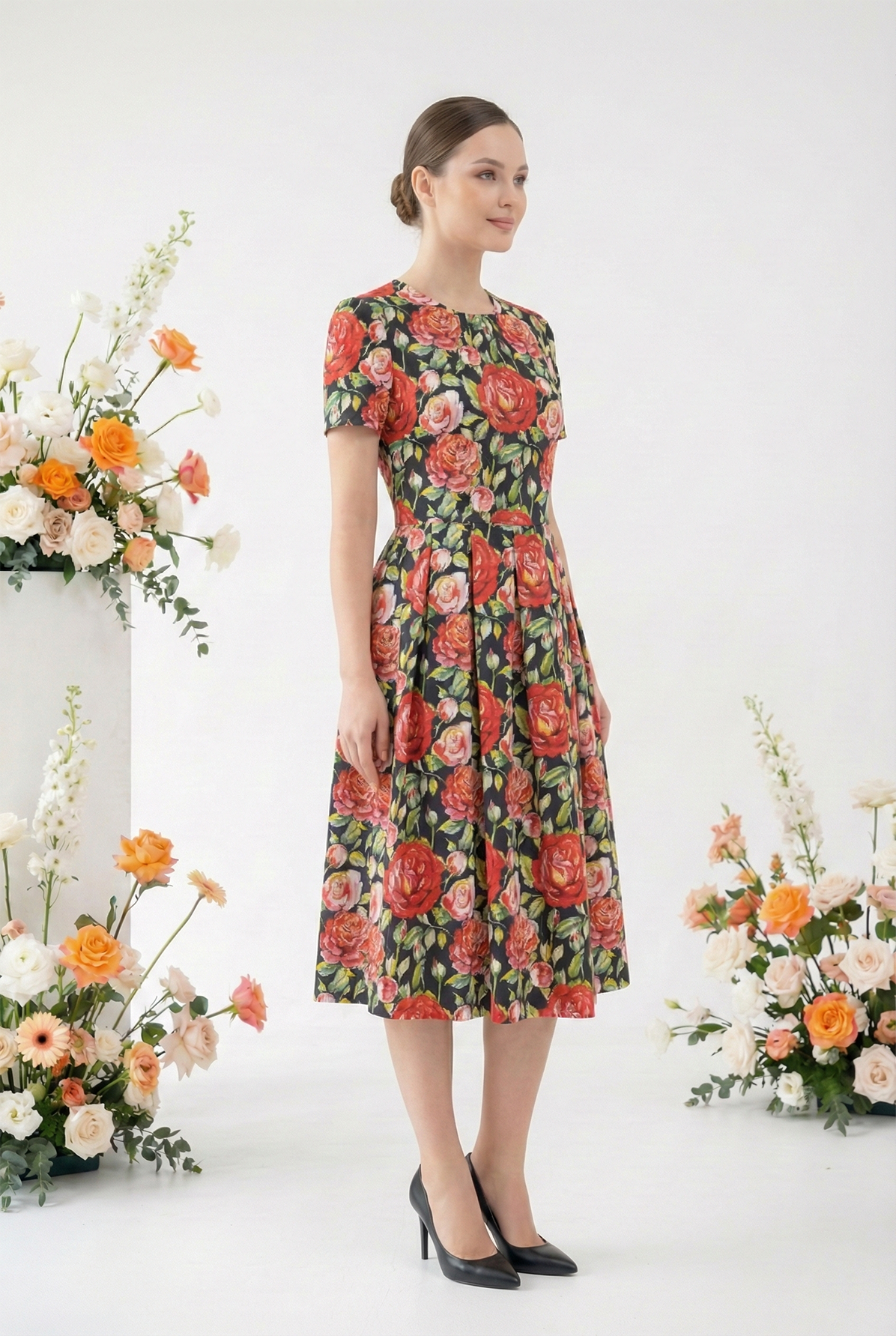 Đầm vải thô lụa in hoa đỏ dáng ôm chân xếp ly cổ tròn tay ngắn thiết kế MAZANO_thumbnail_3