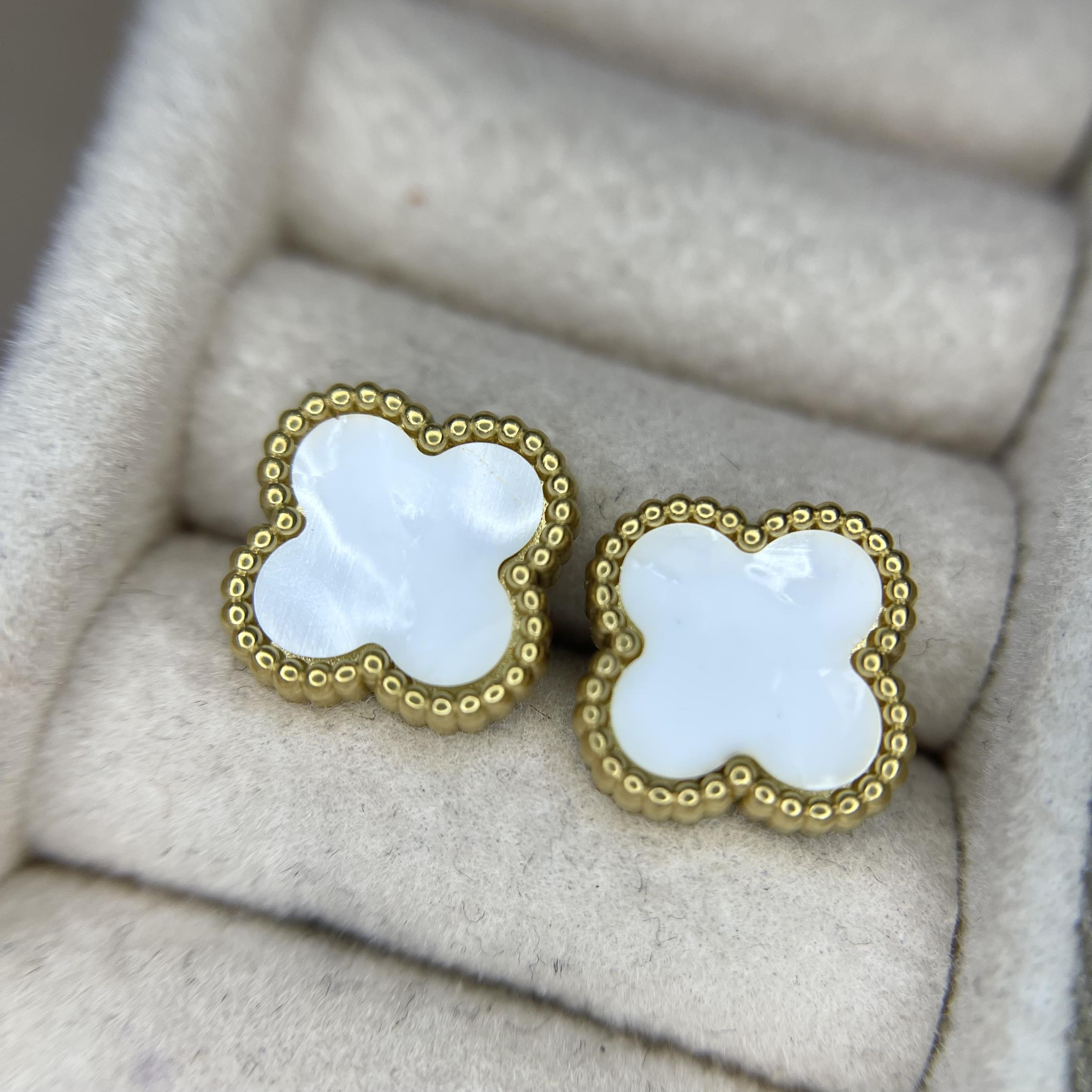 khuyên kiểu cặp cỏ bốn lá màu trắng xà cừ sang chảnh viền bi vàng quý phái