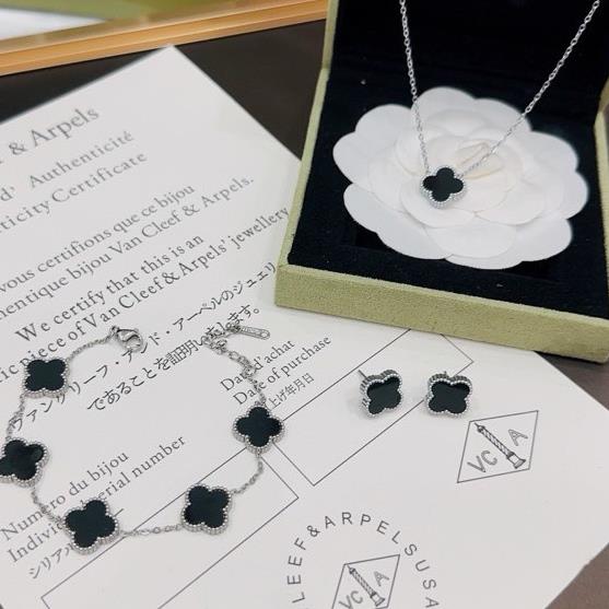 set ba món Van cleef and Arpels nụ đen titan.