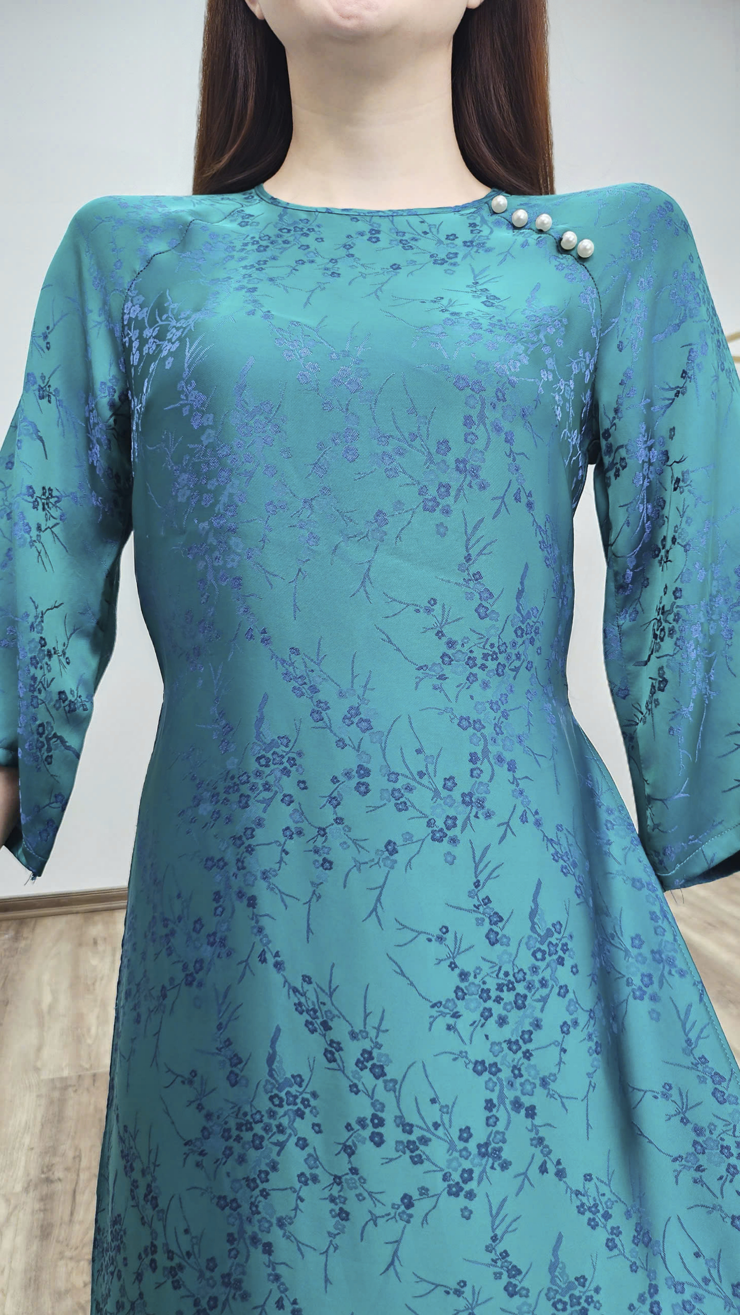 CT292 áo dài cách tân tơ tằm hoa đào xanh cổ vịt ánh xanh_thumbnail_3