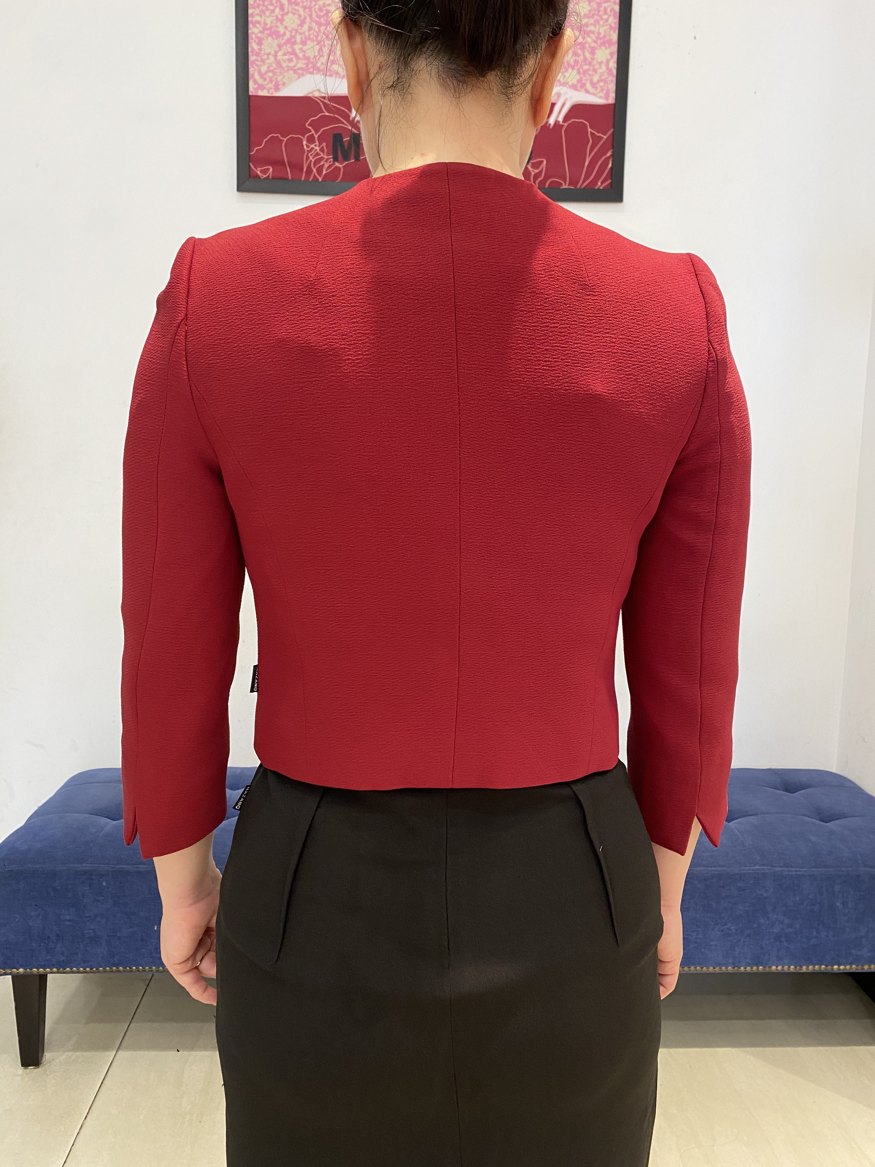 Áo khoác ngắn dak lông cừu cổ tròn đính đá màu đỏ_thumbnail_5