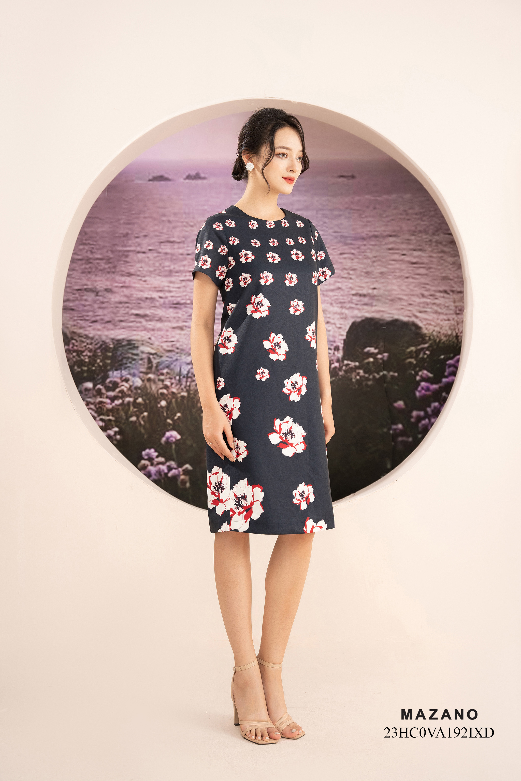 Đầm suông đen dáng ôm in hoa