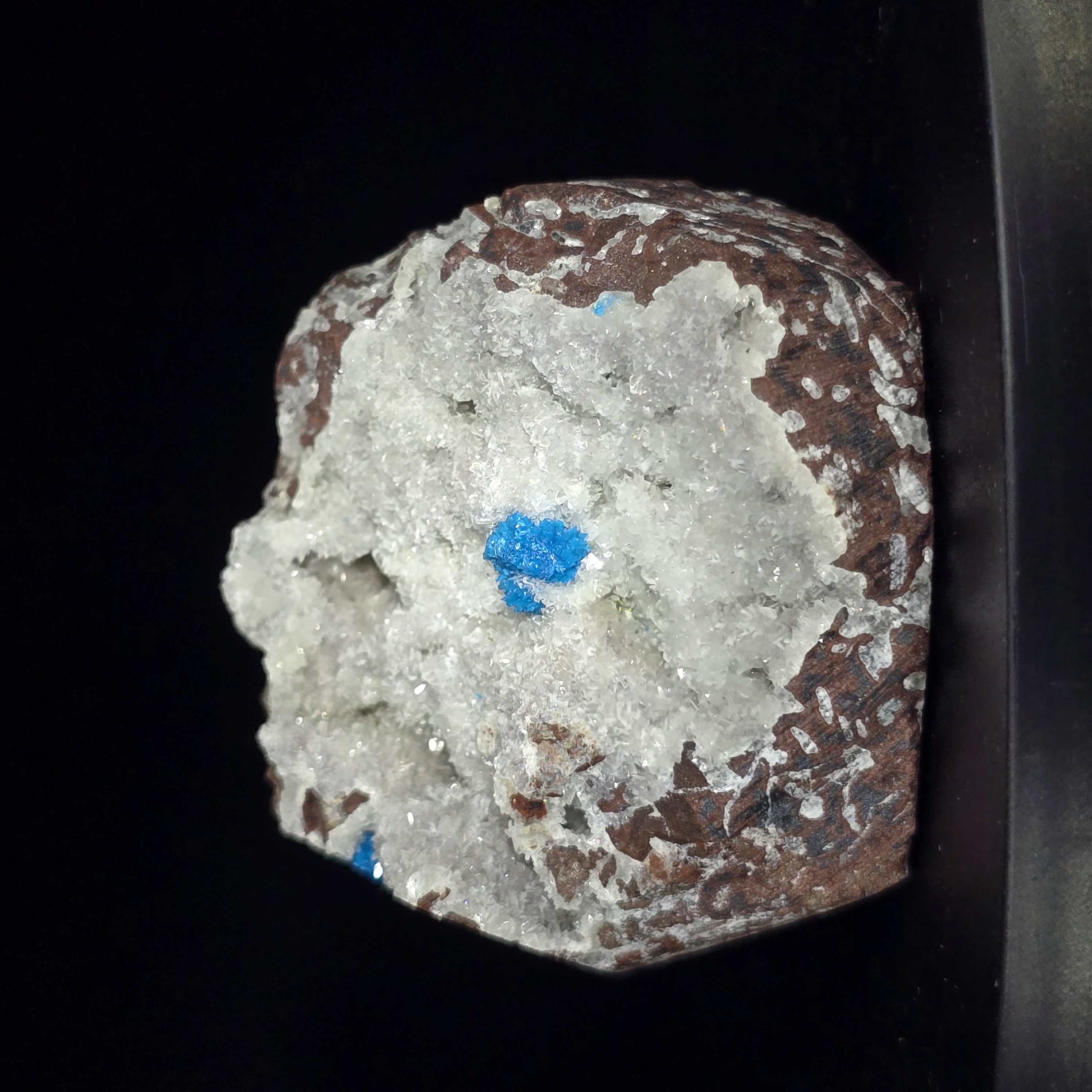 Tinh Thể Cavansite Trên Stilbite Và Gốc Đá Basalt