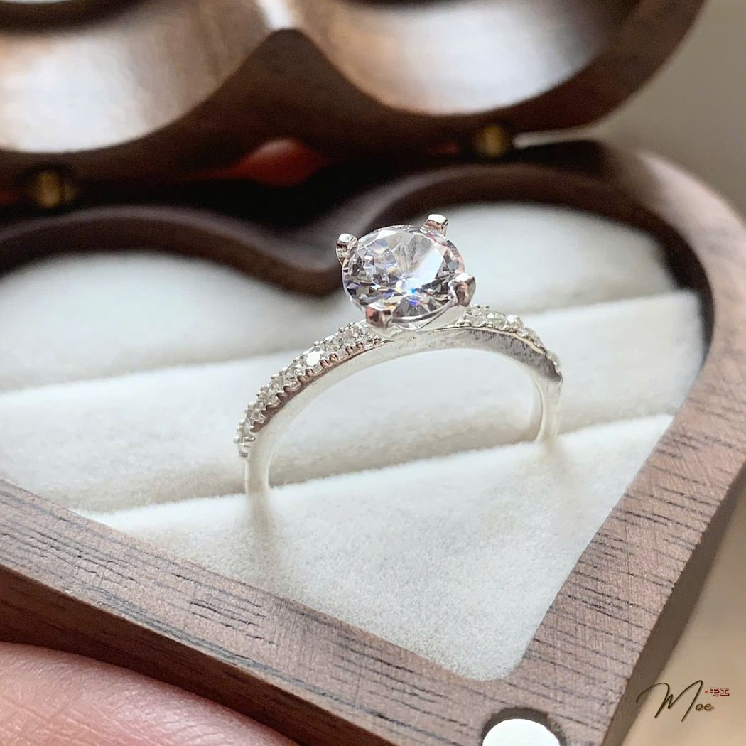 N50 - Nhẫn đá chủ 5ly cầu hôn viền đá_thumbnail_4