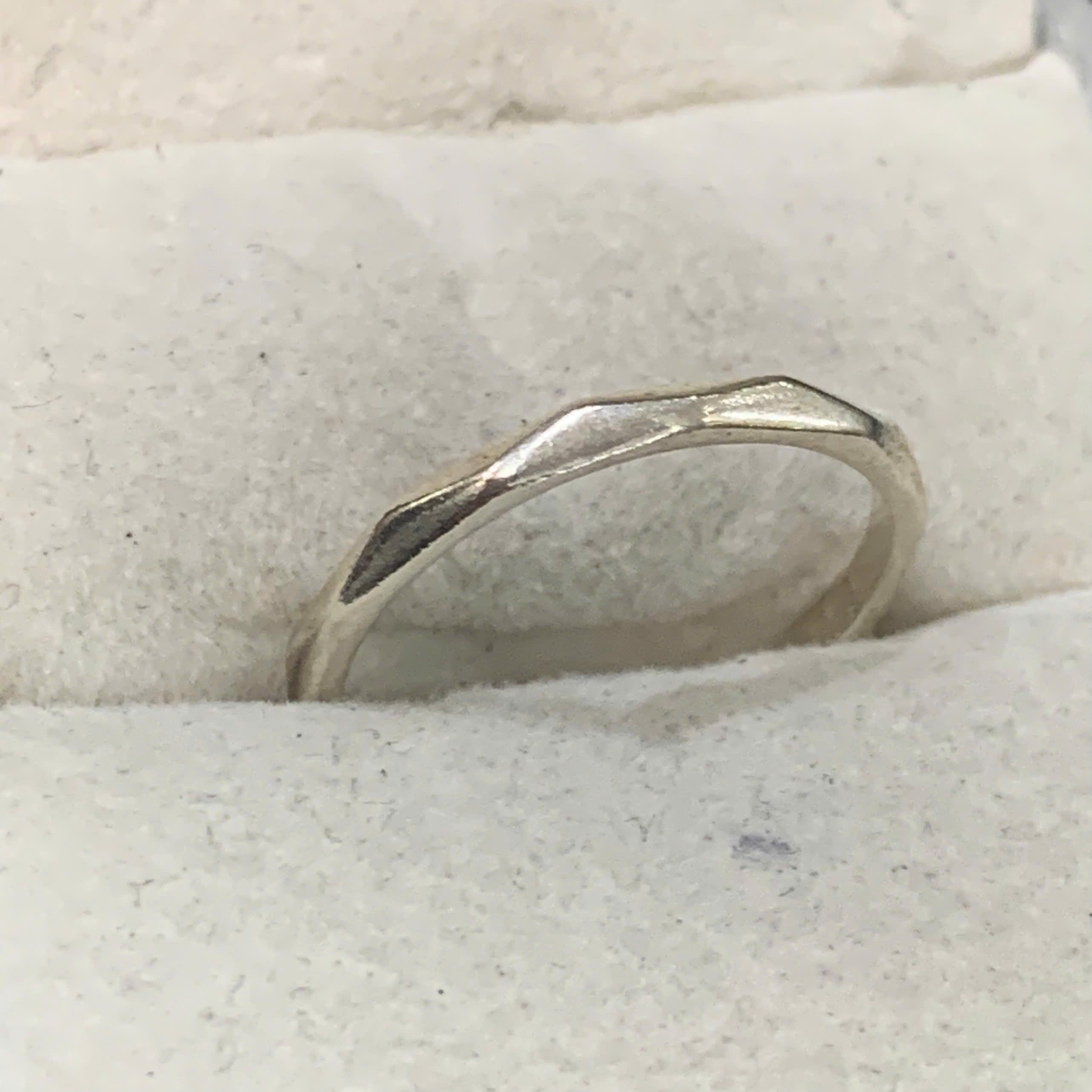 Nhẫn bạc trơn vát cạnh size 7.