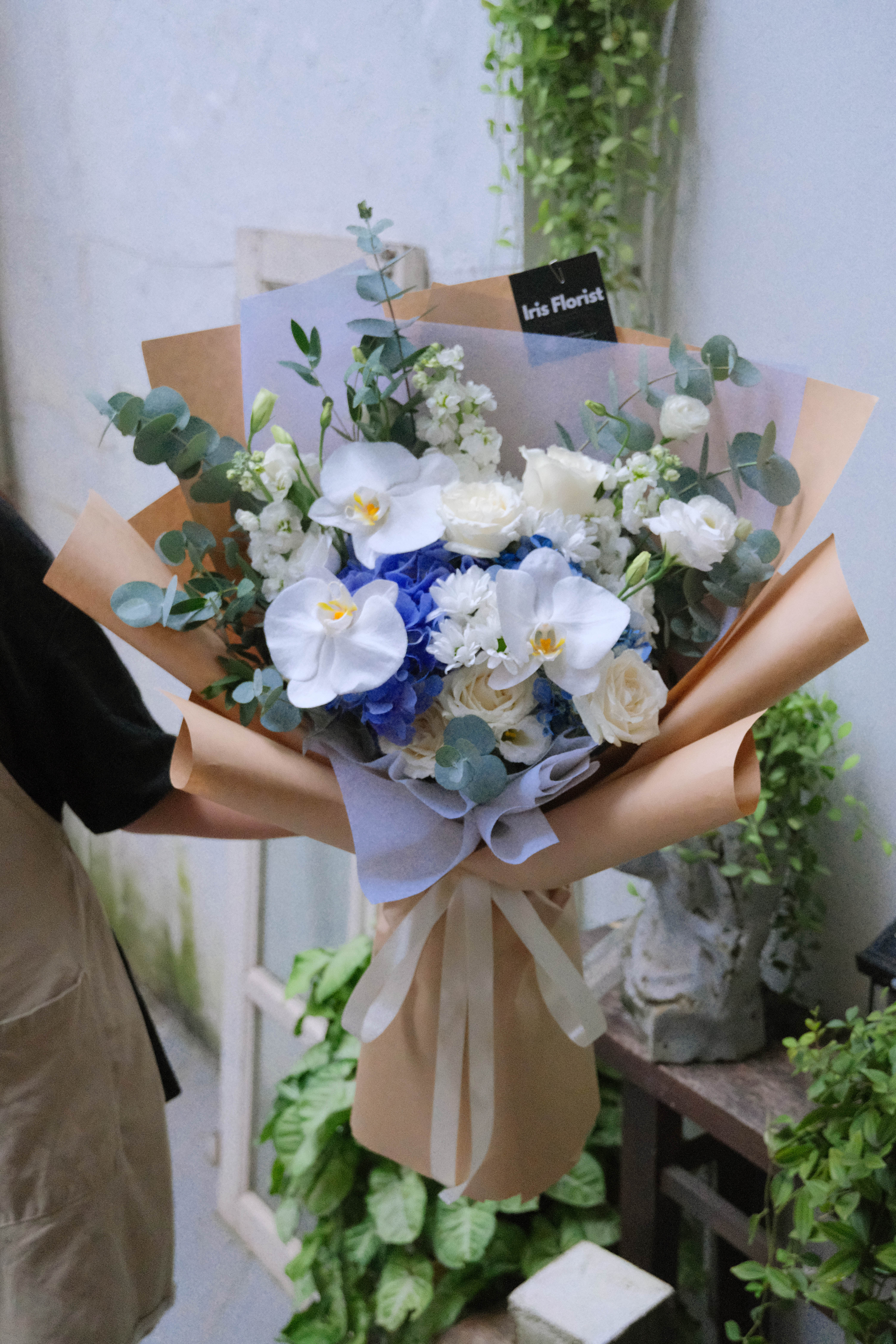 Bó tú cầu xanh blue mix lan hồ điệp