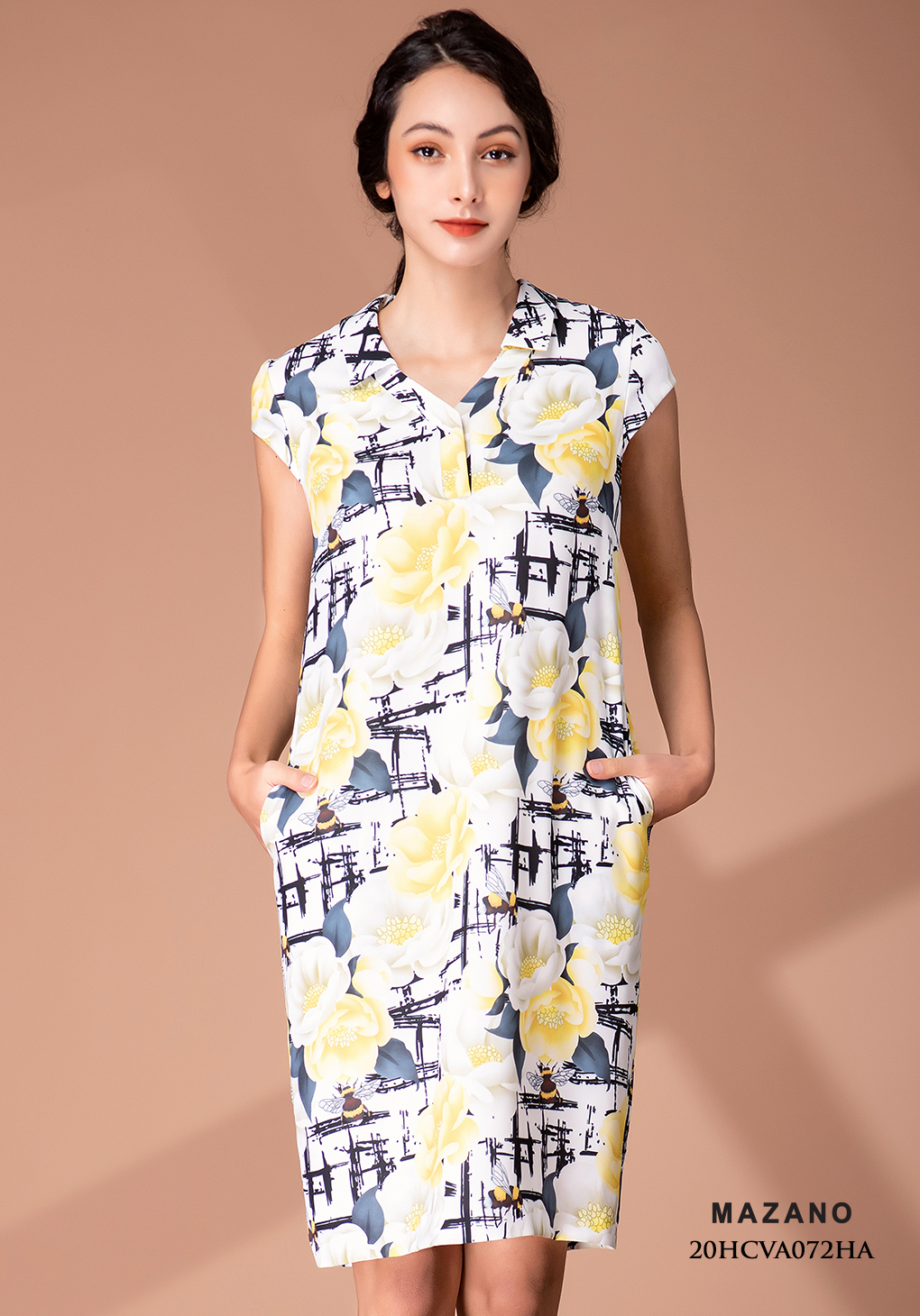 Đầm suông trắng cổ Y họa tiết in