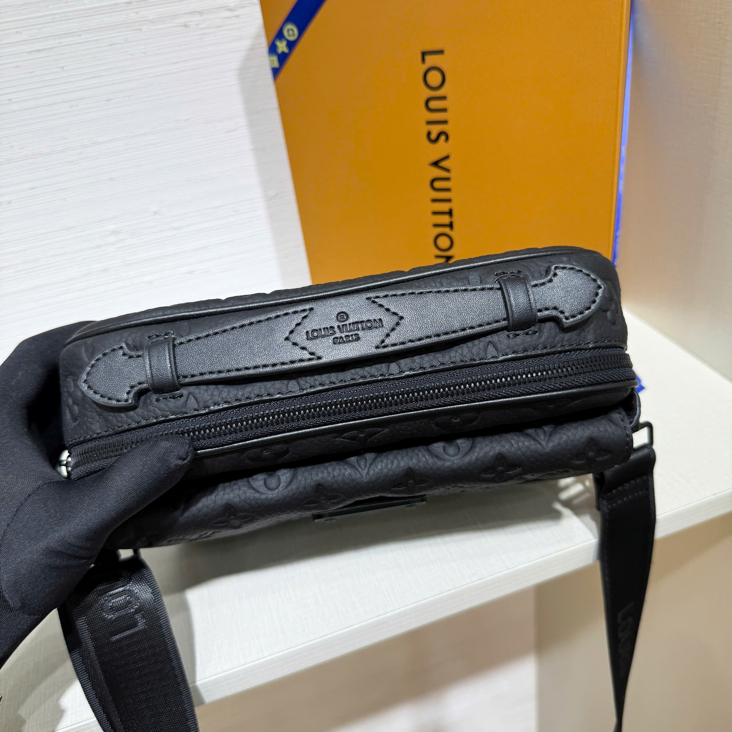 Túi đeo chéo nam Louis Vuitton S Lock Messenger Bag đen vân chìm_thumbnail_4