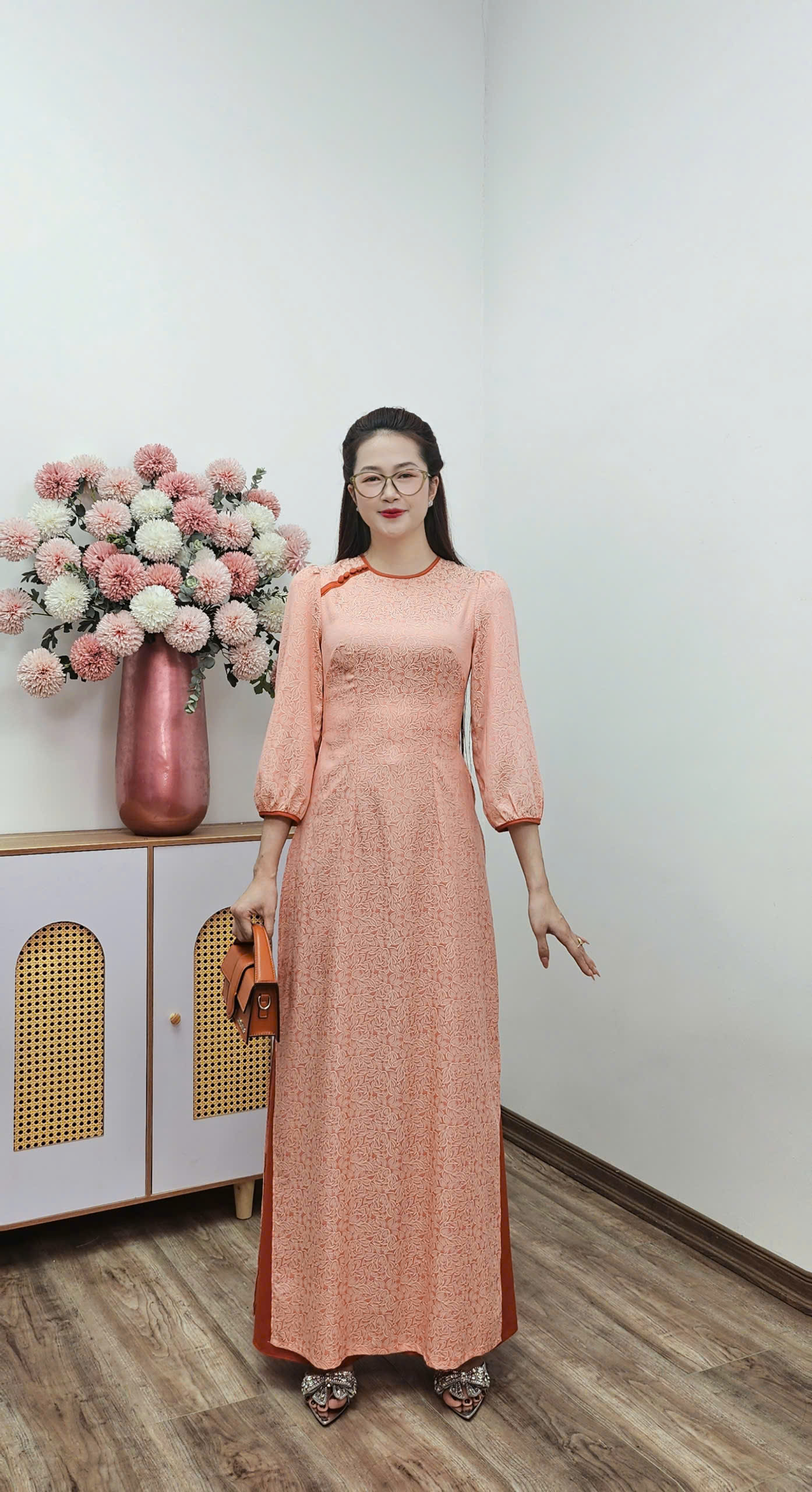 A2876 áo dài khít bồng gấm cam sữa viền nâu_thumbnail_4