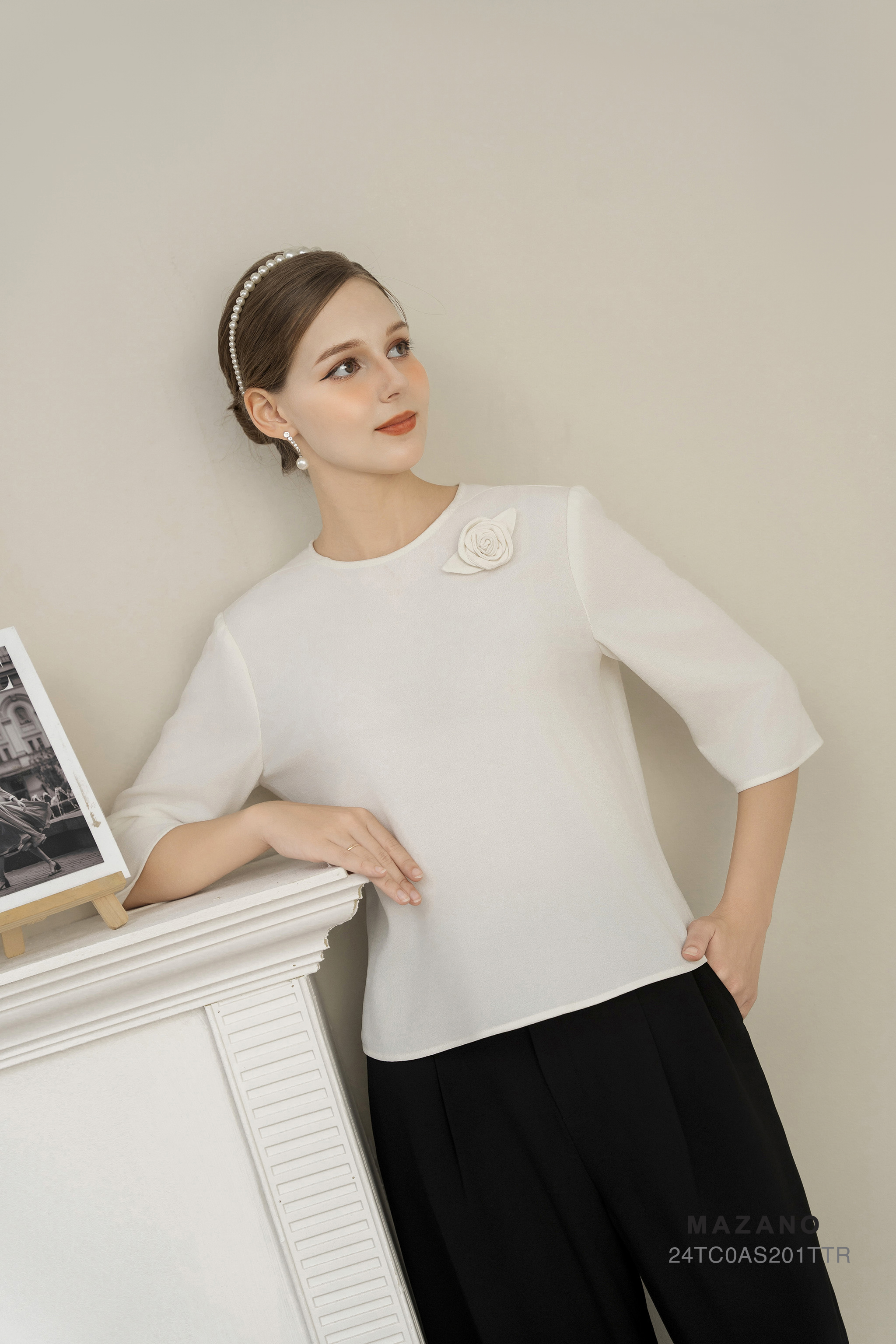 Áo top suông ngắn Vải Thô mềm Đính hoa cuốn Cổ tròn vừa  Dài dưới eo_thumbnail_4