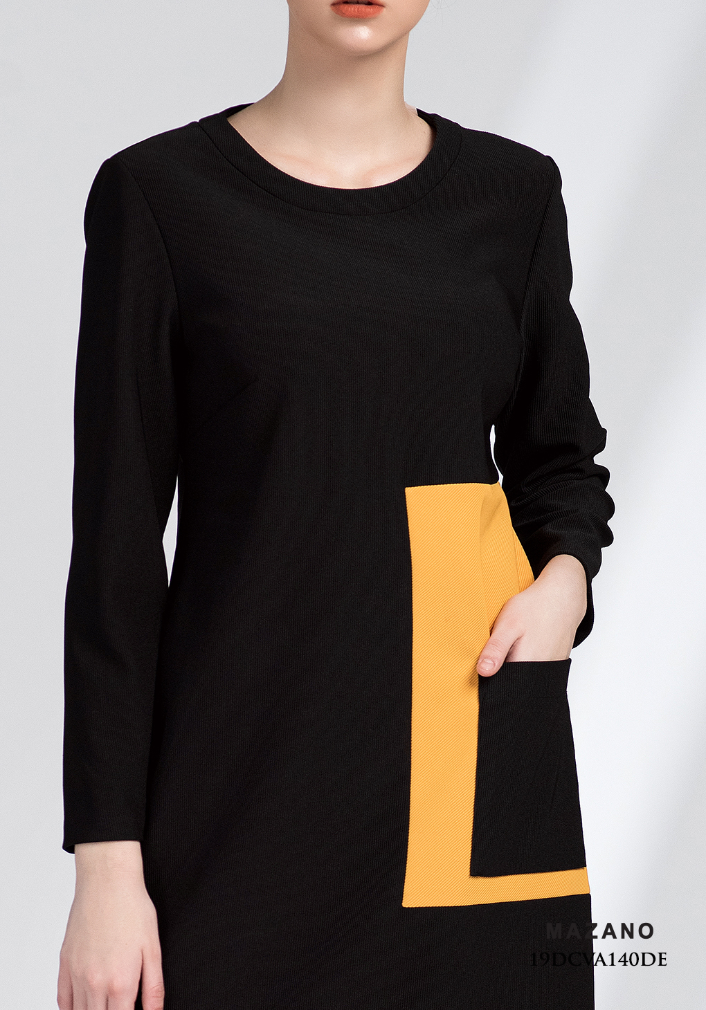 Đầm đen phối cách điệu vàng_thumbnail_4