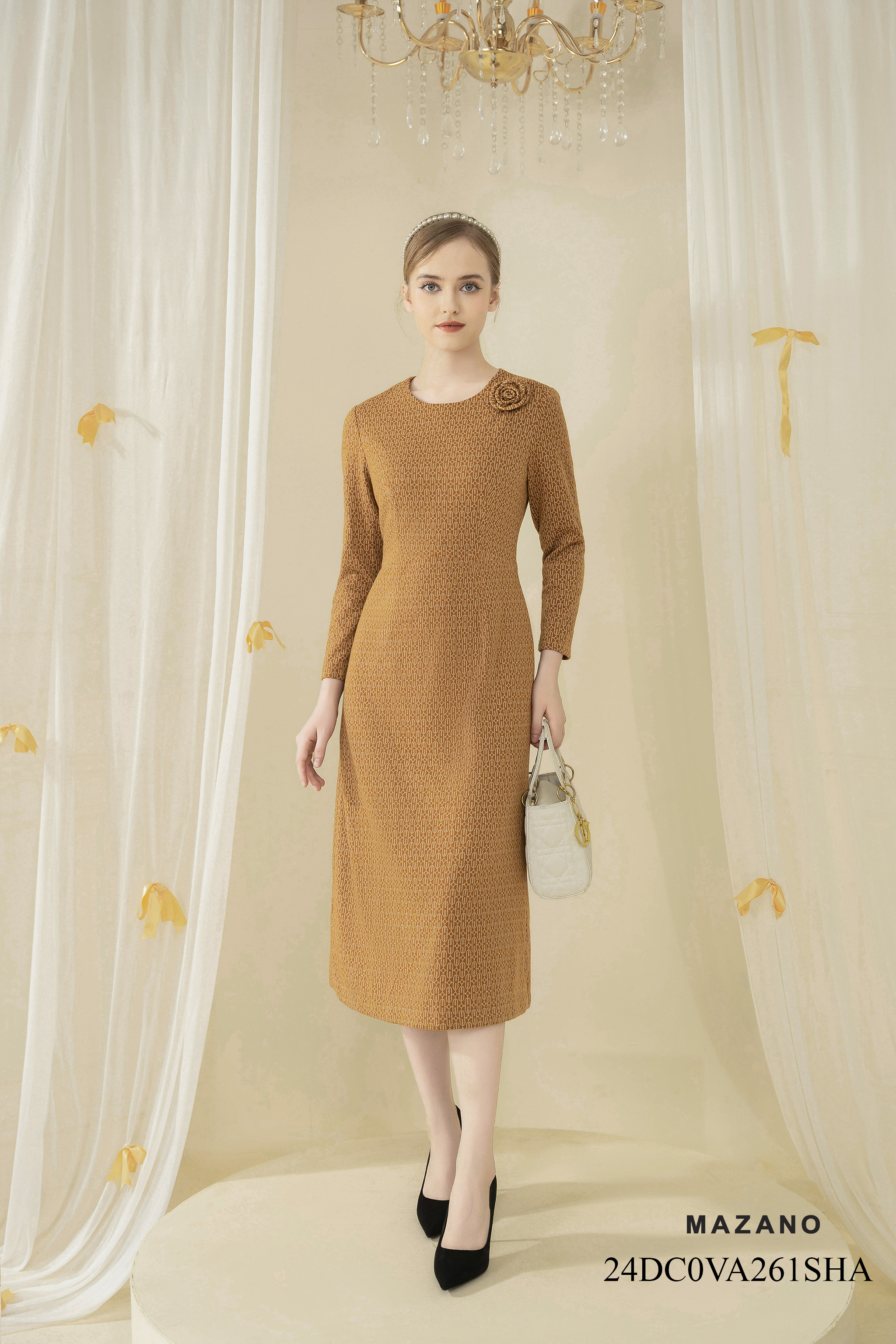 Váy Đầm thân ôm chân rủ Vải dạ len Họa tiết cách điệu Đính hoa cuốn Cổ tròn vừa Tay dài Dài ngang bắp chânVA261SHA