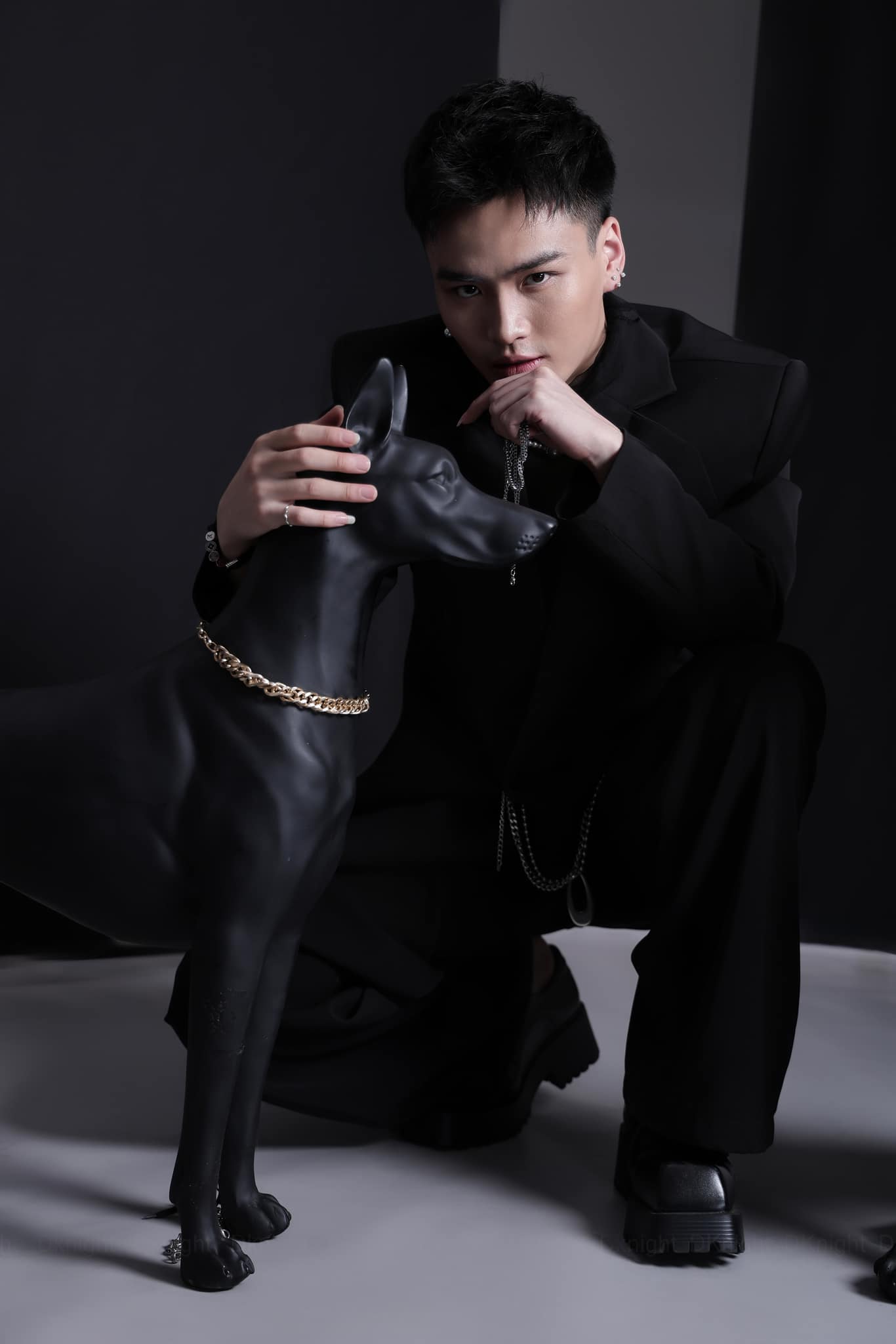 Suit đen quyền lực – Sang trọng & cá tính_thumbnail_3