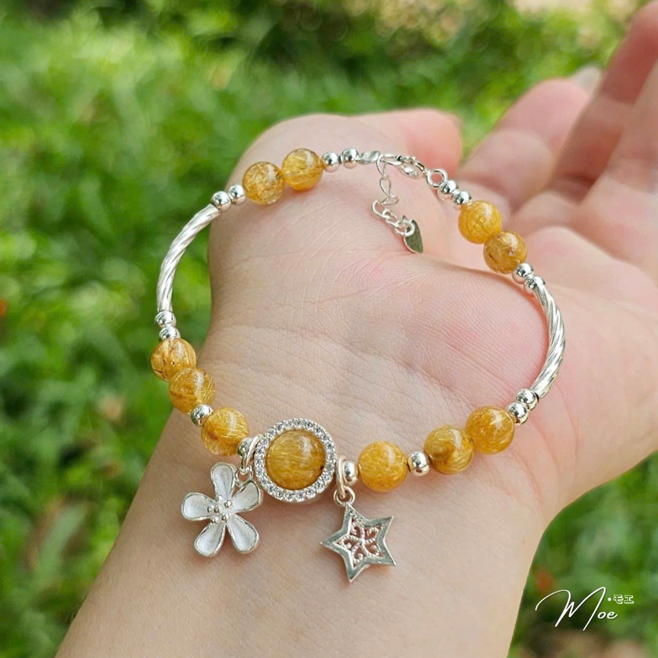 PT212 - Vòng tay thạch anh tóc vàng hoa mai mix charm bạc