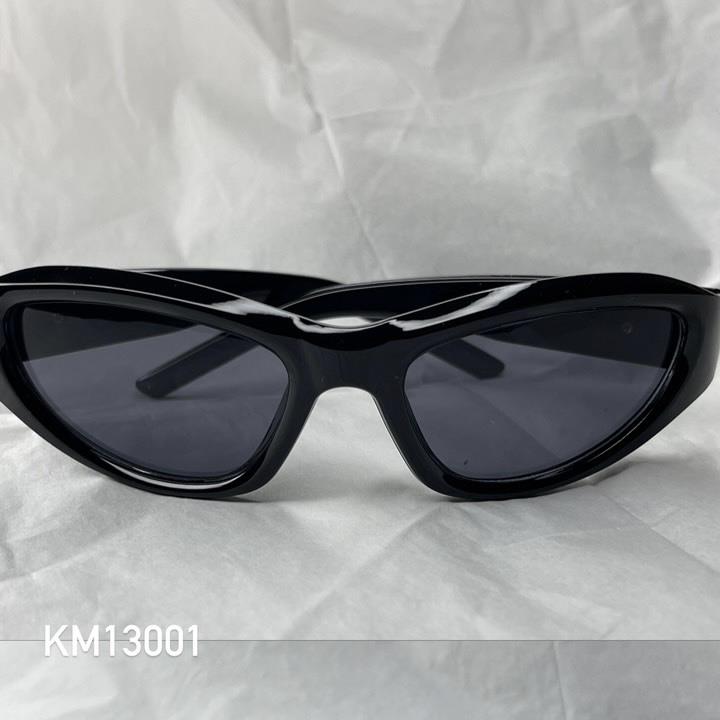 kính mắt gọng đen nhỏ vòm ngôi sao.