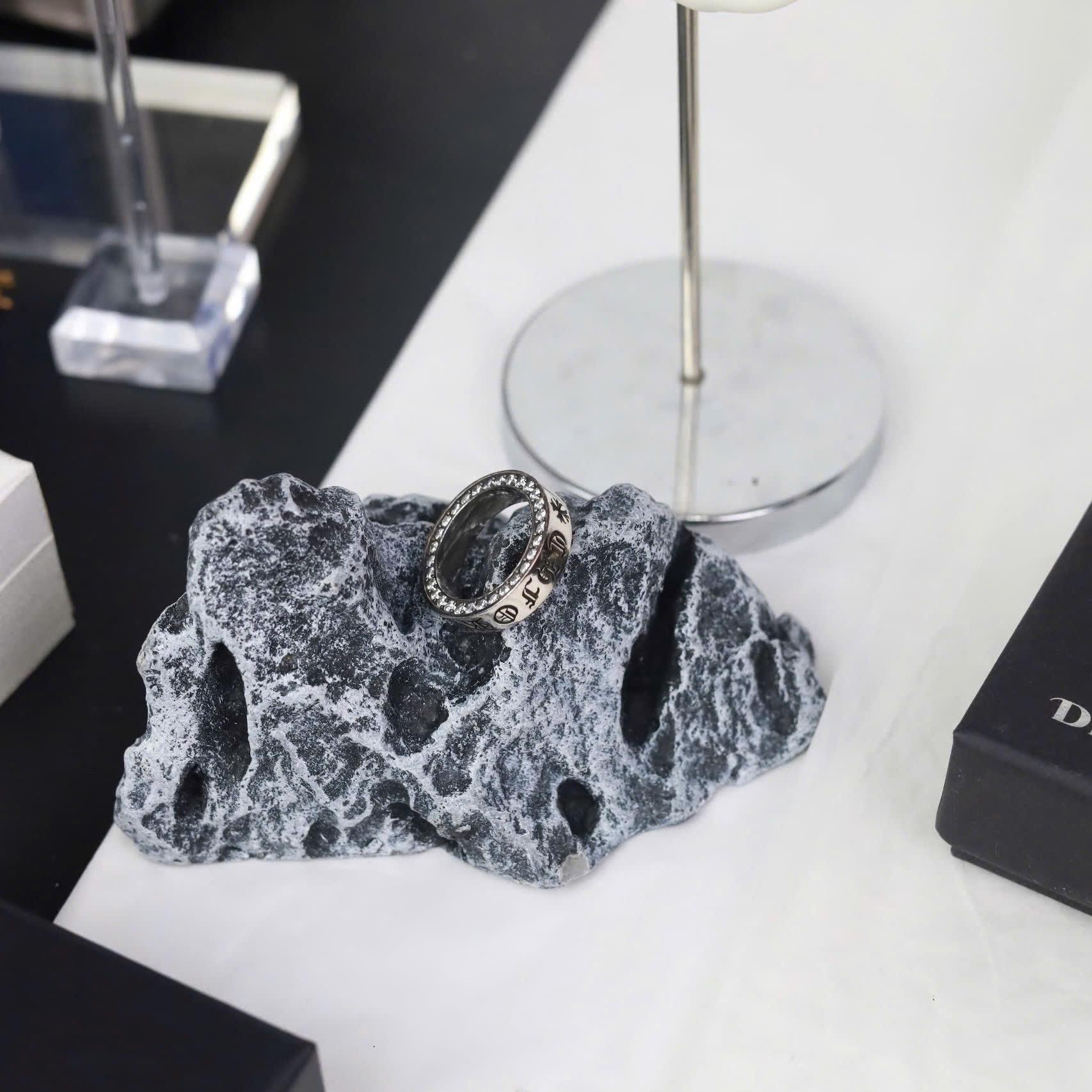 Nhẫn kiểu titan chrome heart viền đá viền chữ_thumbnail_3