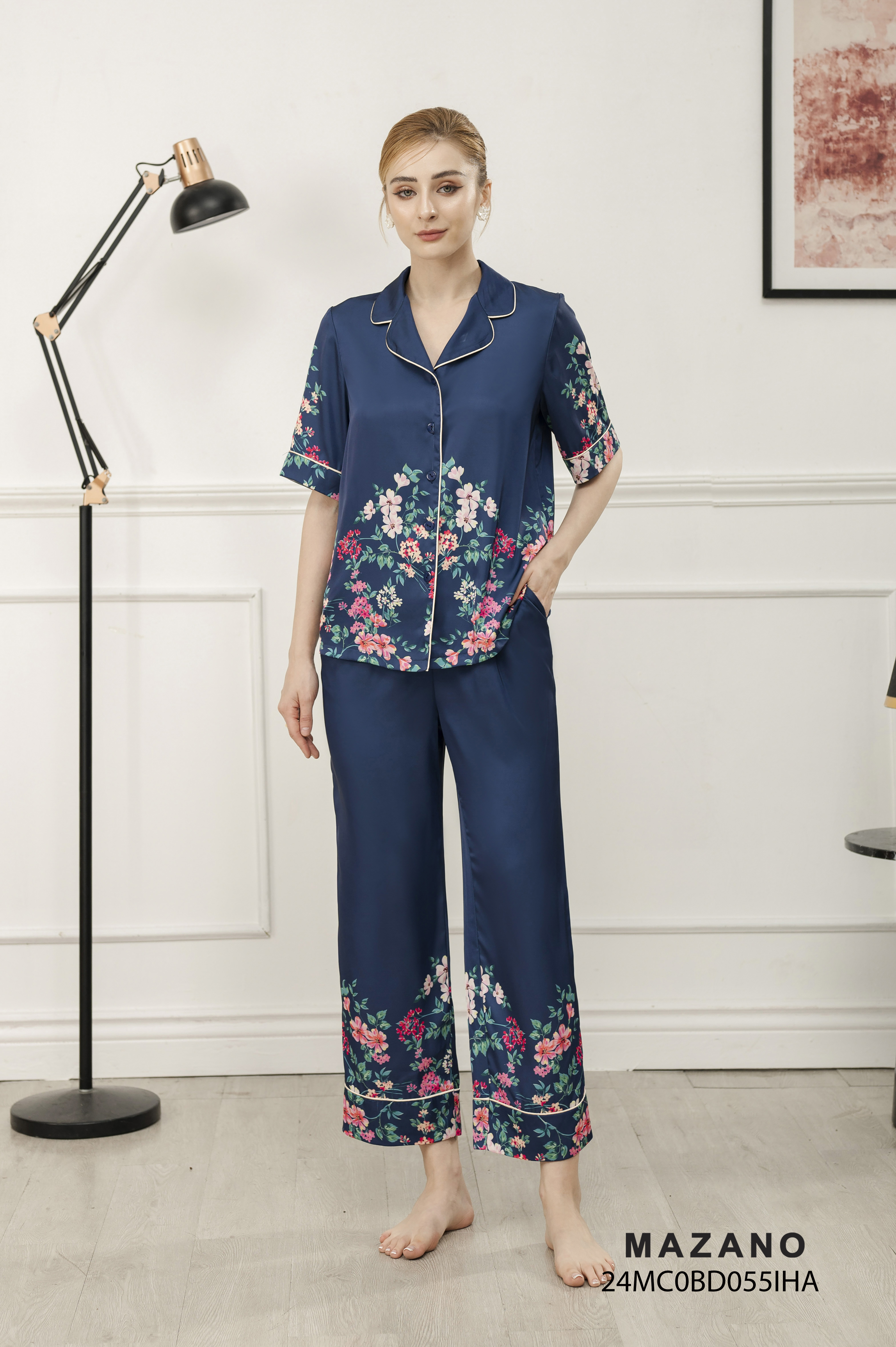 Bộ mặc nhà suông Vải lụa mỏng  Họa tiết in hoa bố cục  Cổ bẻ ve Tay ngắn Dài quần tới mắt cá chân 24MC0BD055IHA