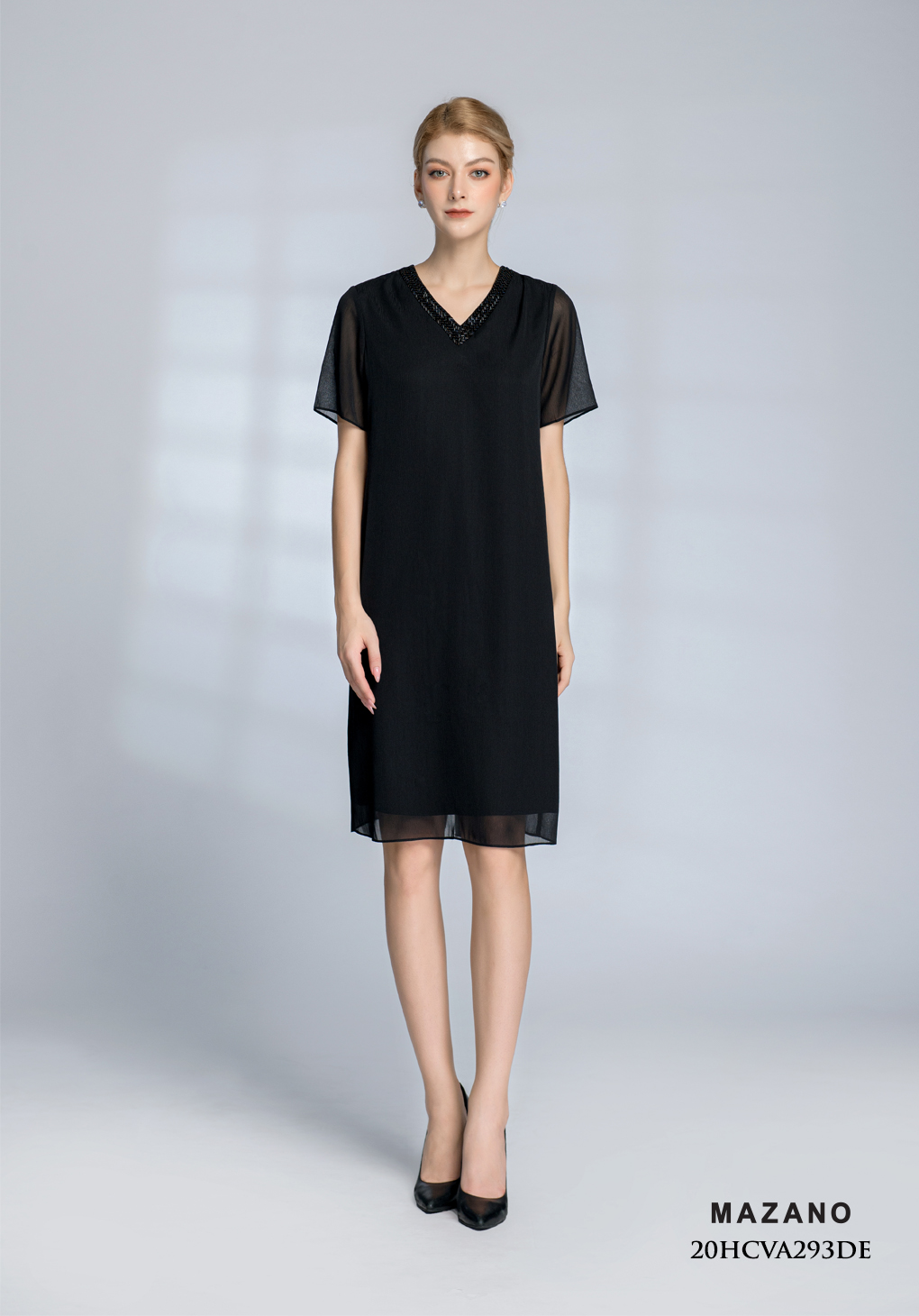 Đầm đen suông cổ V tim đính hạt_thumbnail_1