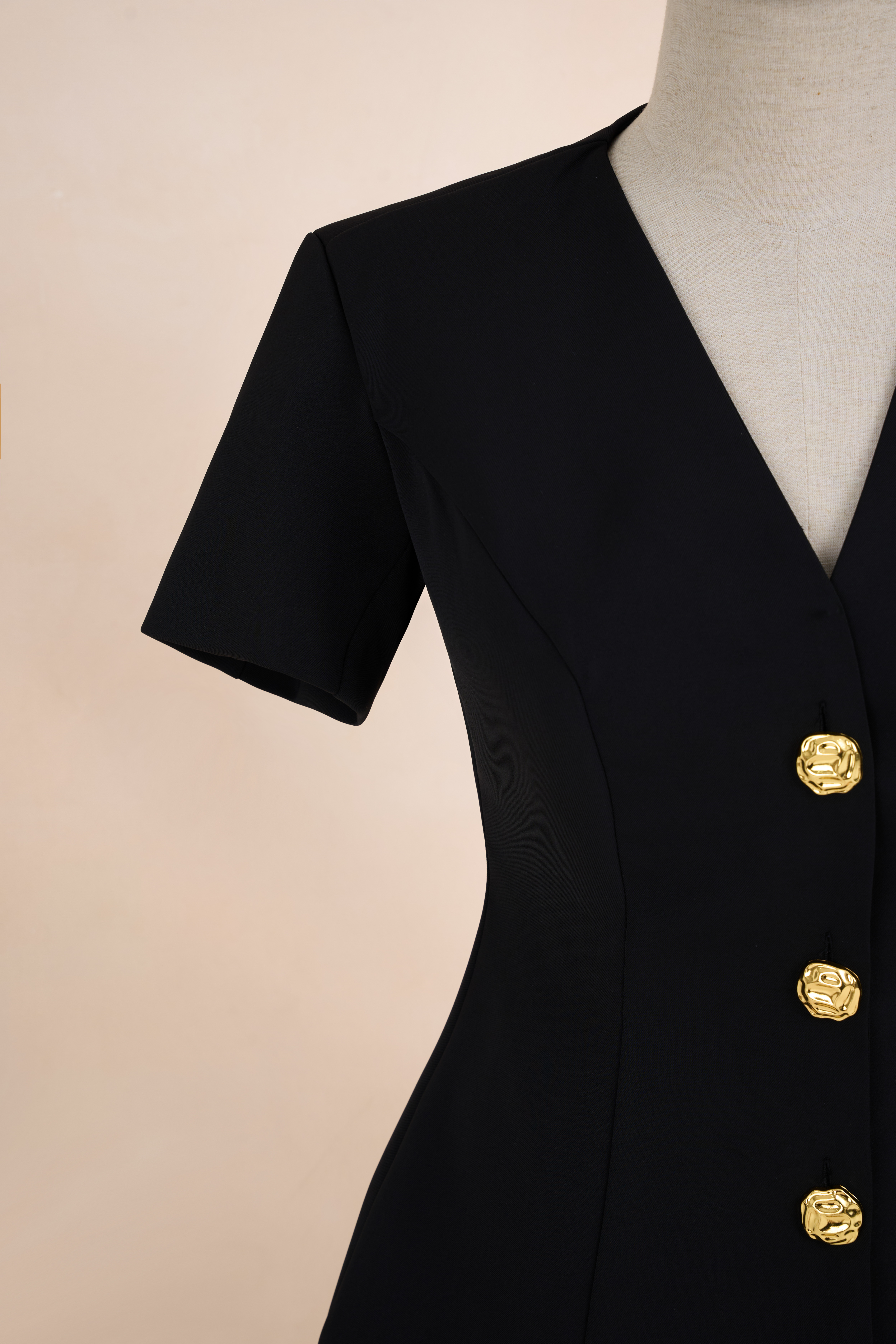 Áo Cổ V Tay Cộc Cúc Đồng_thumbnail_7